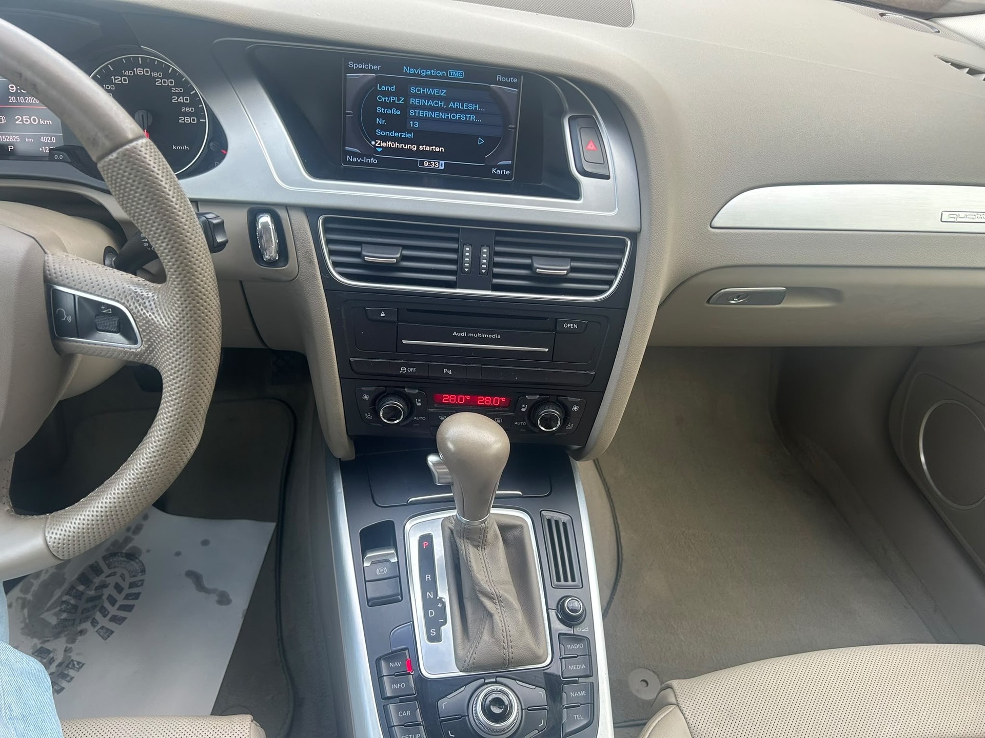 AUDI A4 Avant 3.0 TDI quattro S-tronic-image-8