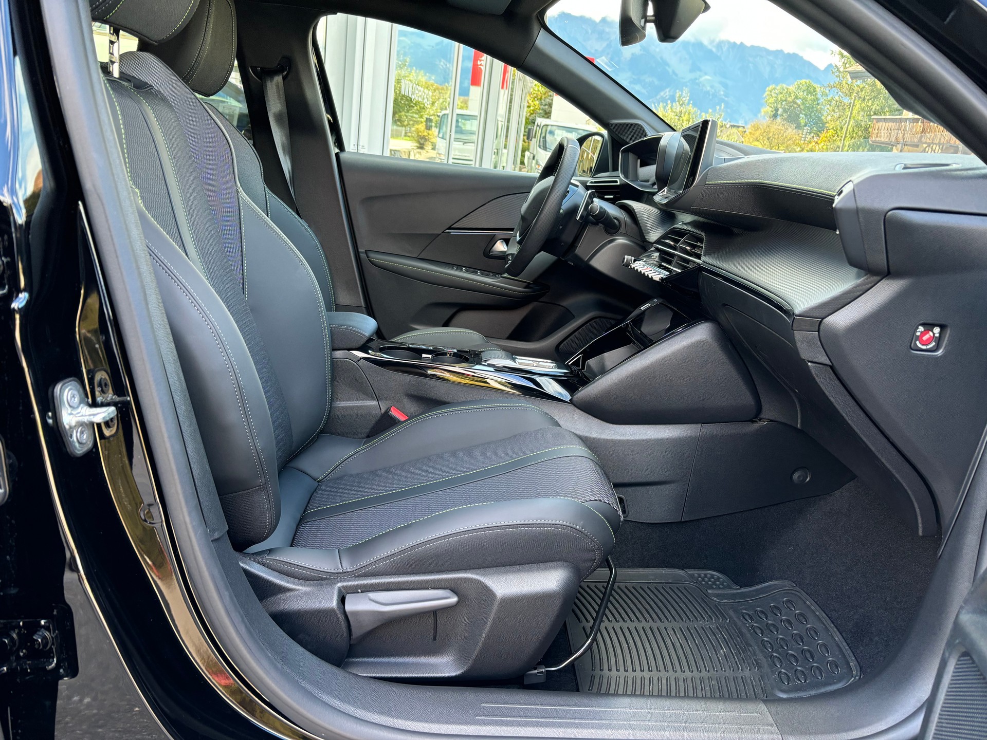 PEUGEOT 208 1.2 GT 136 Hybrid-image-7