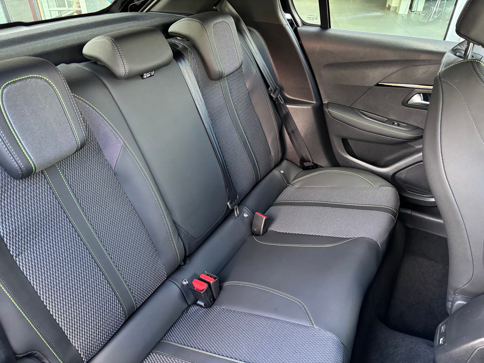 PEUGEOT 208 1.2 GT 136 Hybrid-image-6