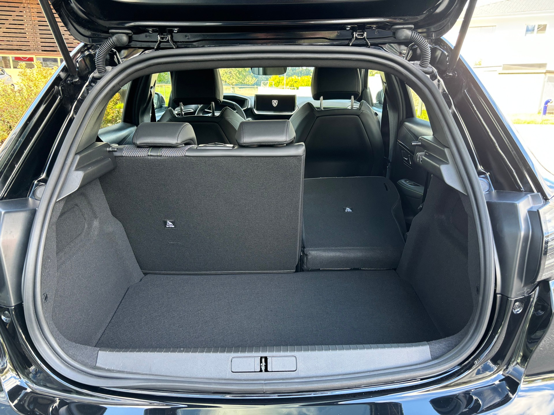 PEUGEOT 208 1.2 GT 136 Hybrid-image-5