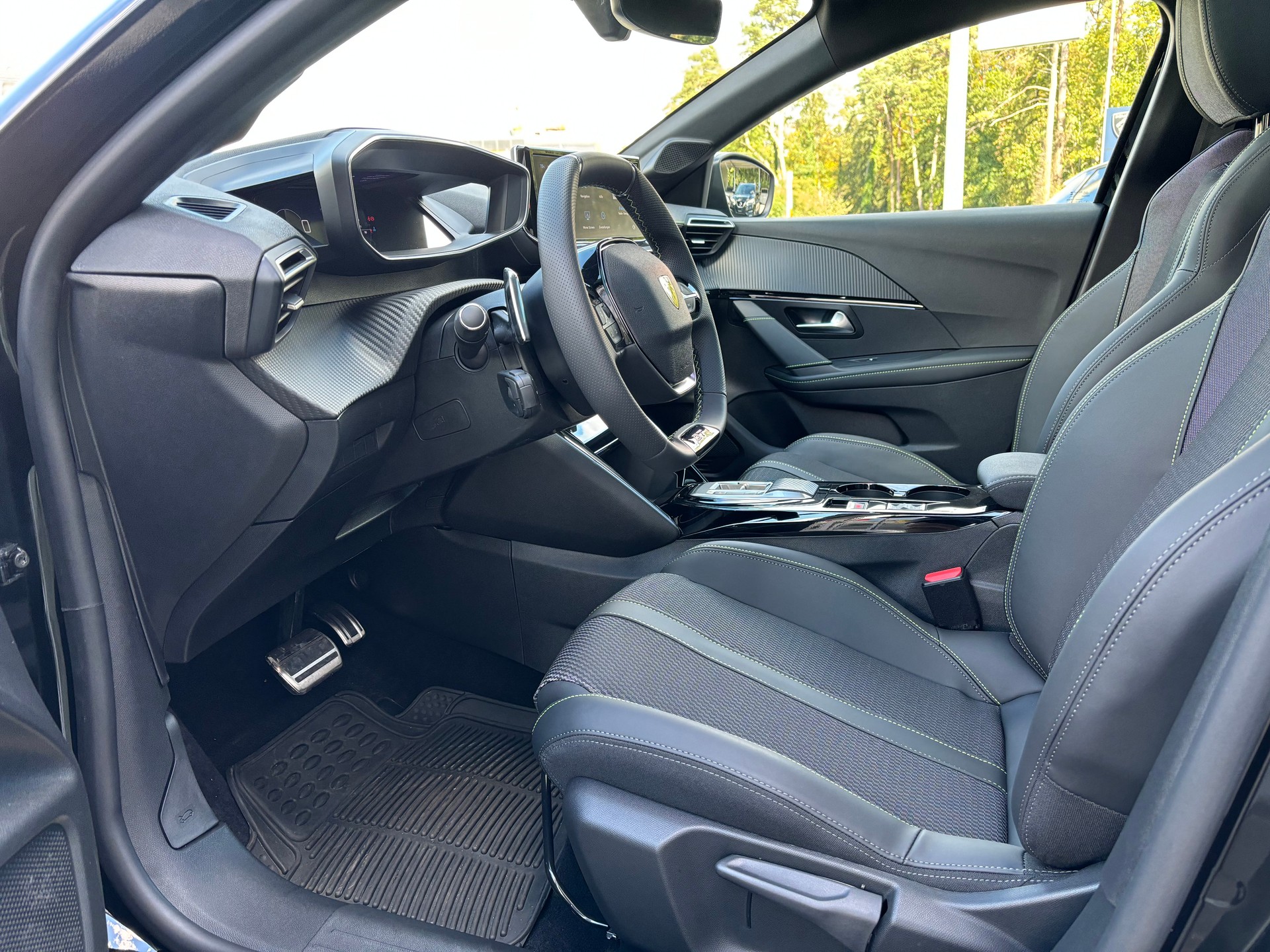 PEUGEOT 208 1.2 GT 136 Hybrid-image-11