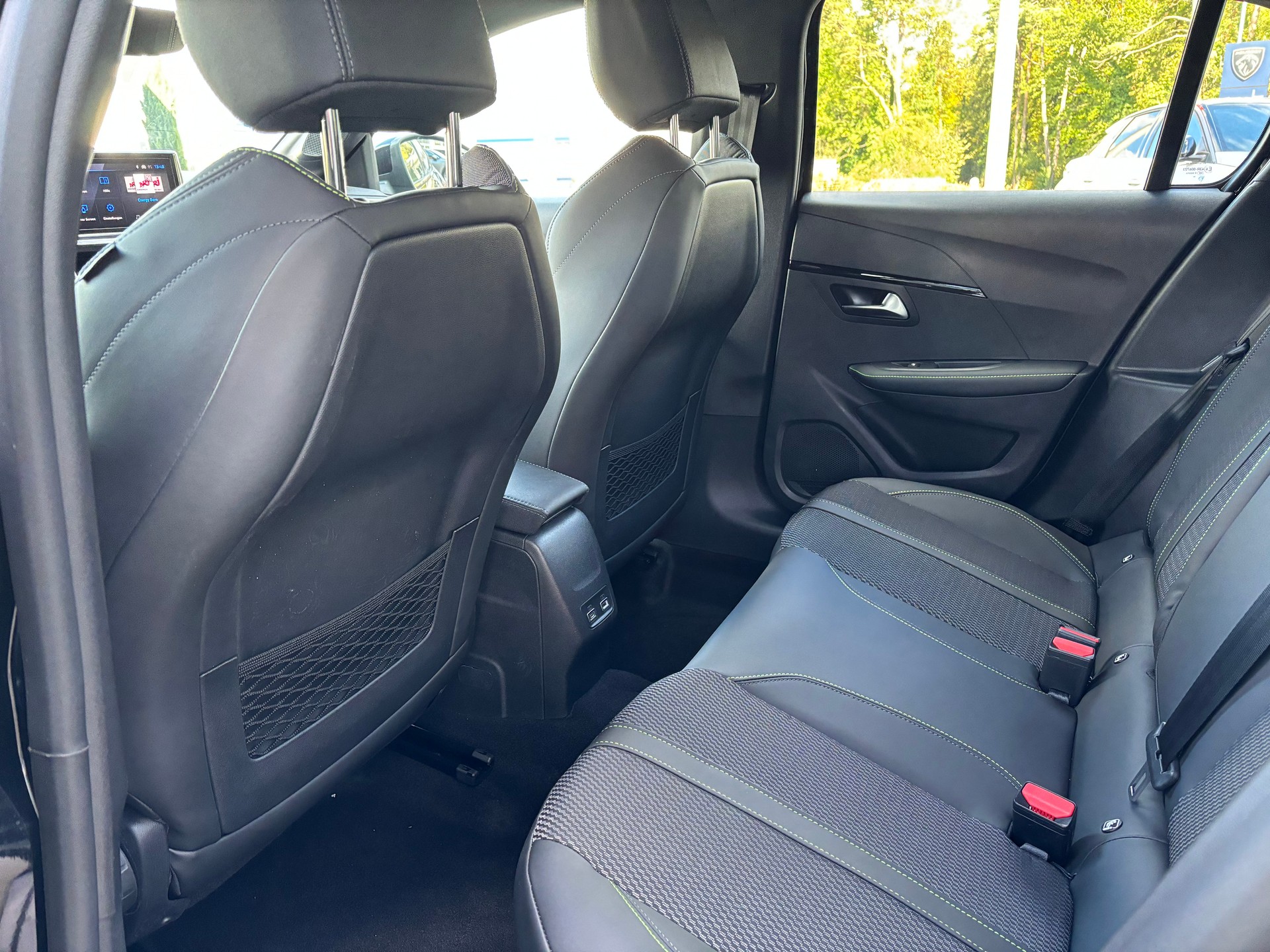 PEUGEOT 208 1.2 GT 136 Hybrid-image-8