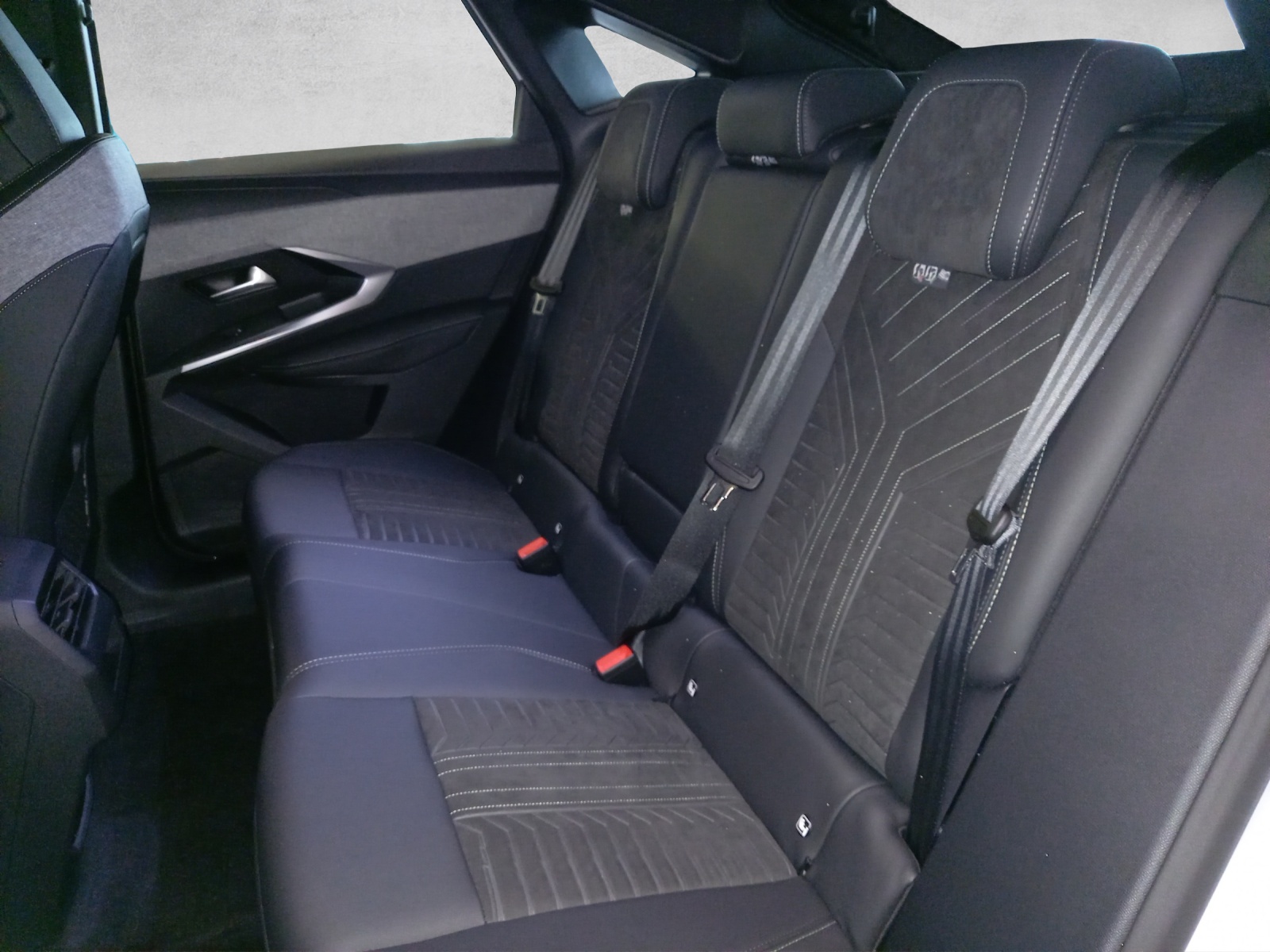 PEUGEOT 3008 e-GT 73kWh-image-12