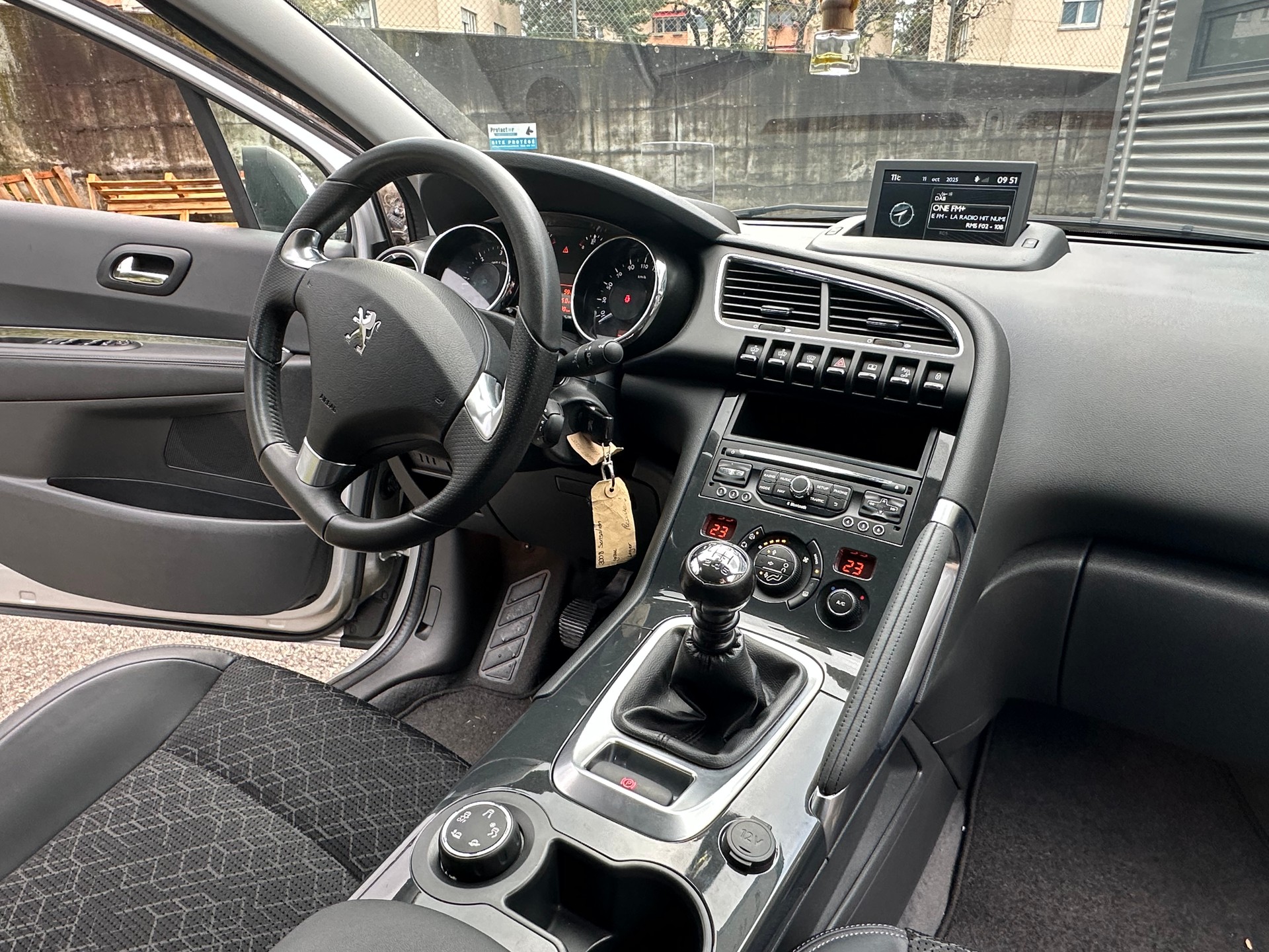 PEUGEOT 3008 2.0 Blue HDI Allure-image-11