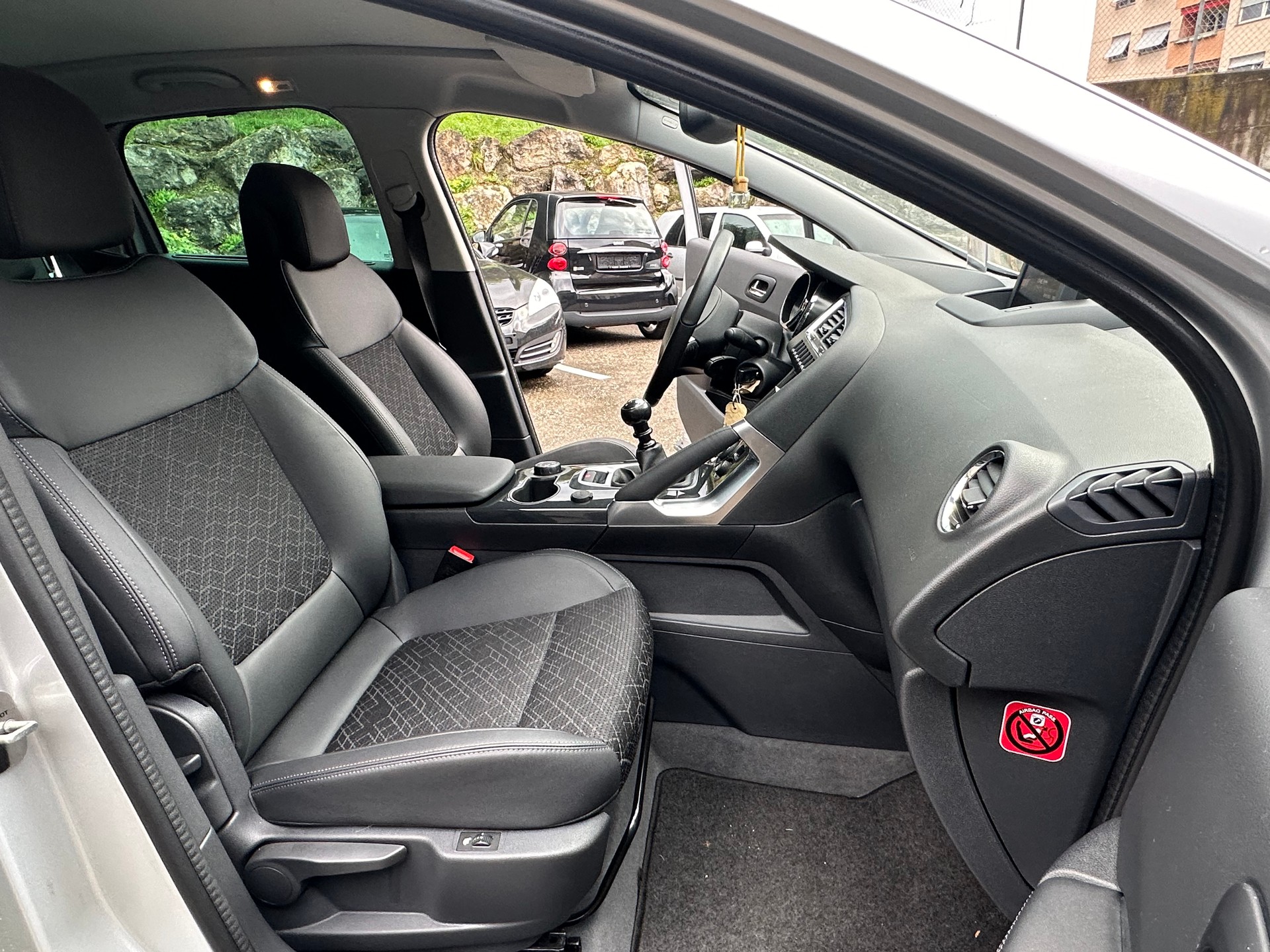 PEUGEOT 3008 2.0 Blue HDI Allure-image-9