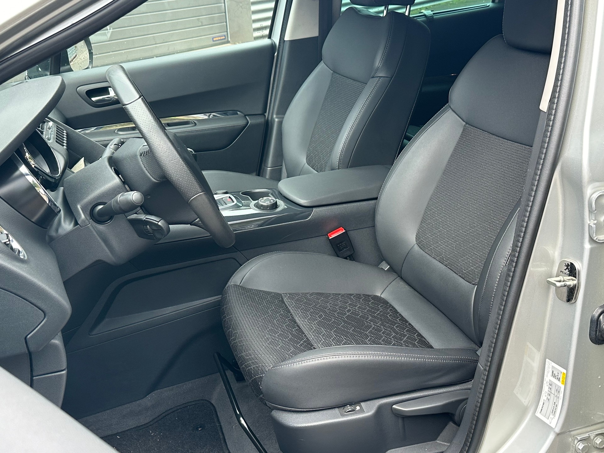PEUGEOT 3008 2.0 Blue HDI Allure-image-7