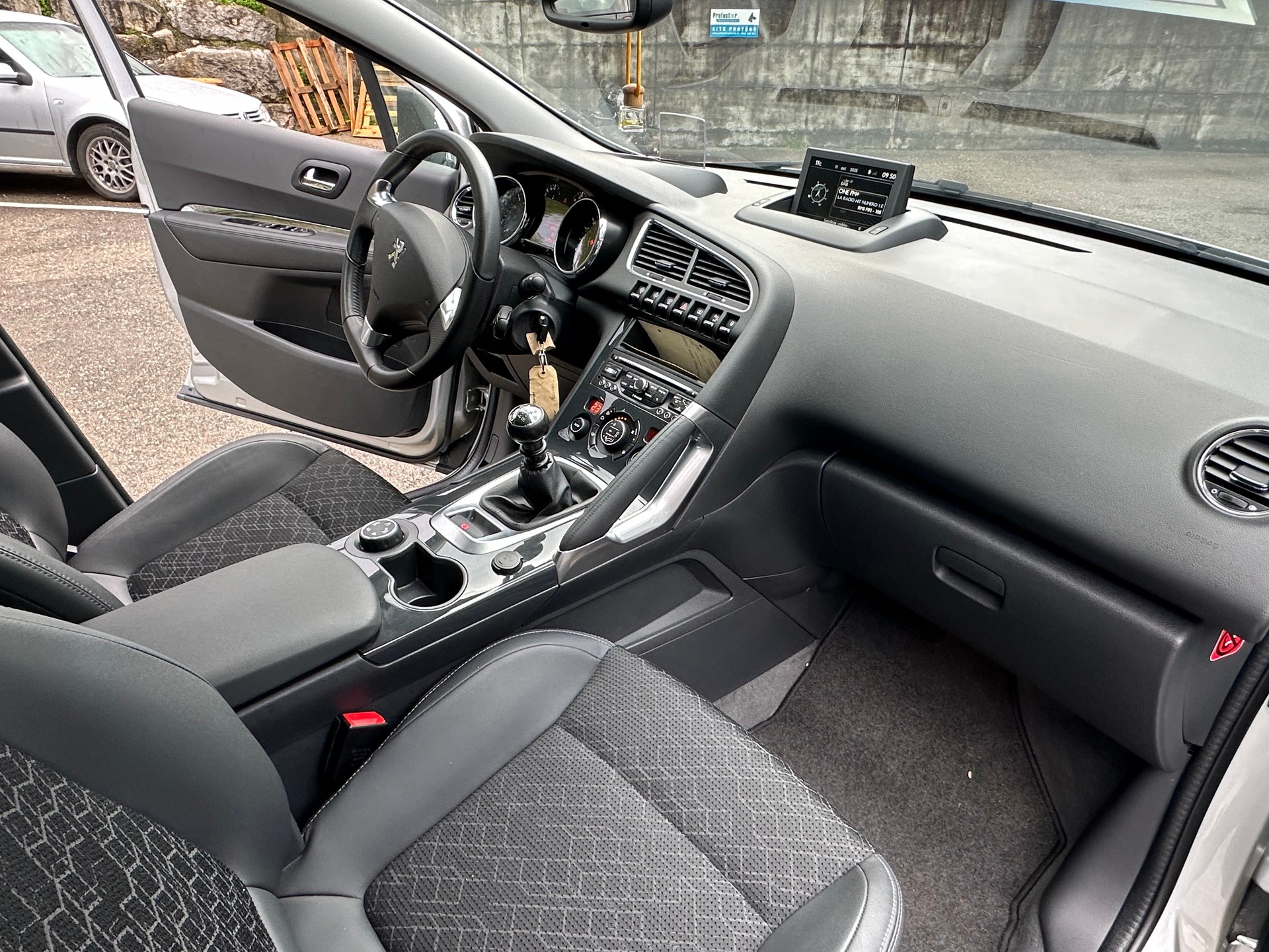 PEUGEOT 3008 2.0 Blue HDI Allure-image-12
