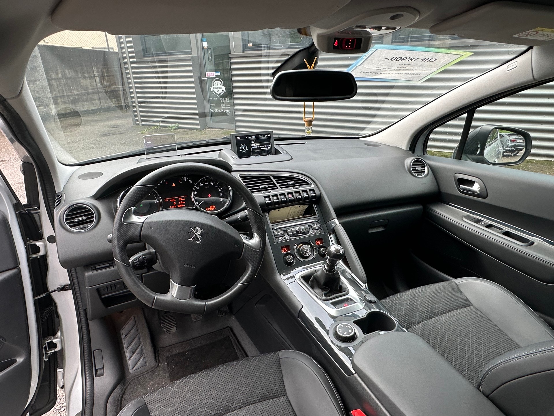 PEUGEOT 3008 2.0 Blue HDI Allure-image-10