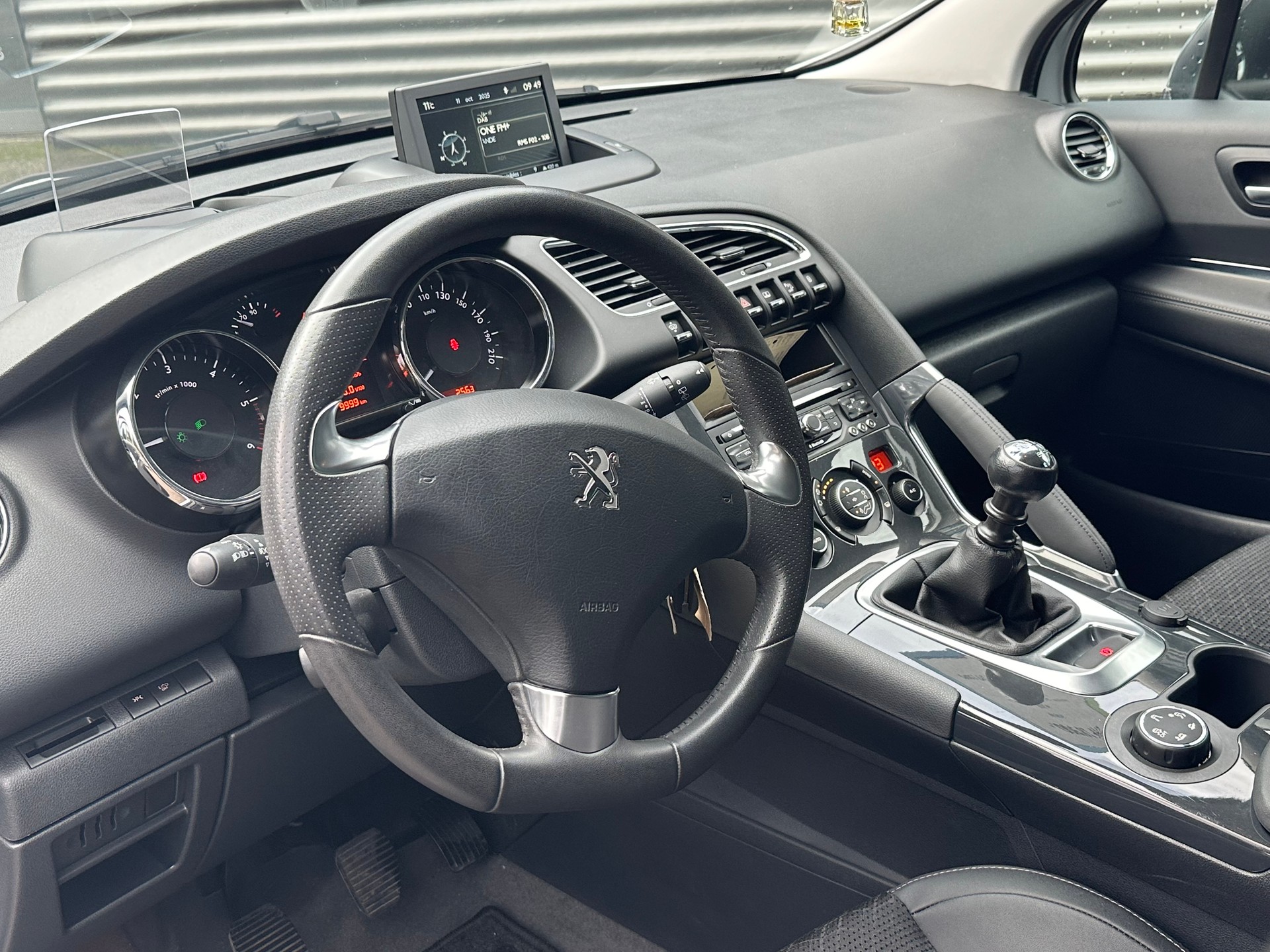 PEUGEOT 3008 2.0 Blue HDI Allure-image-8
