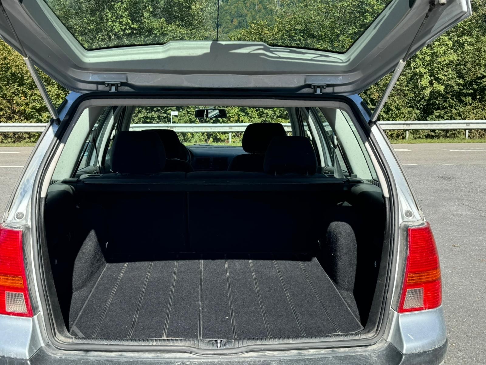 VW Golf Variant 2.0 Comfortline 4Motion-image-6