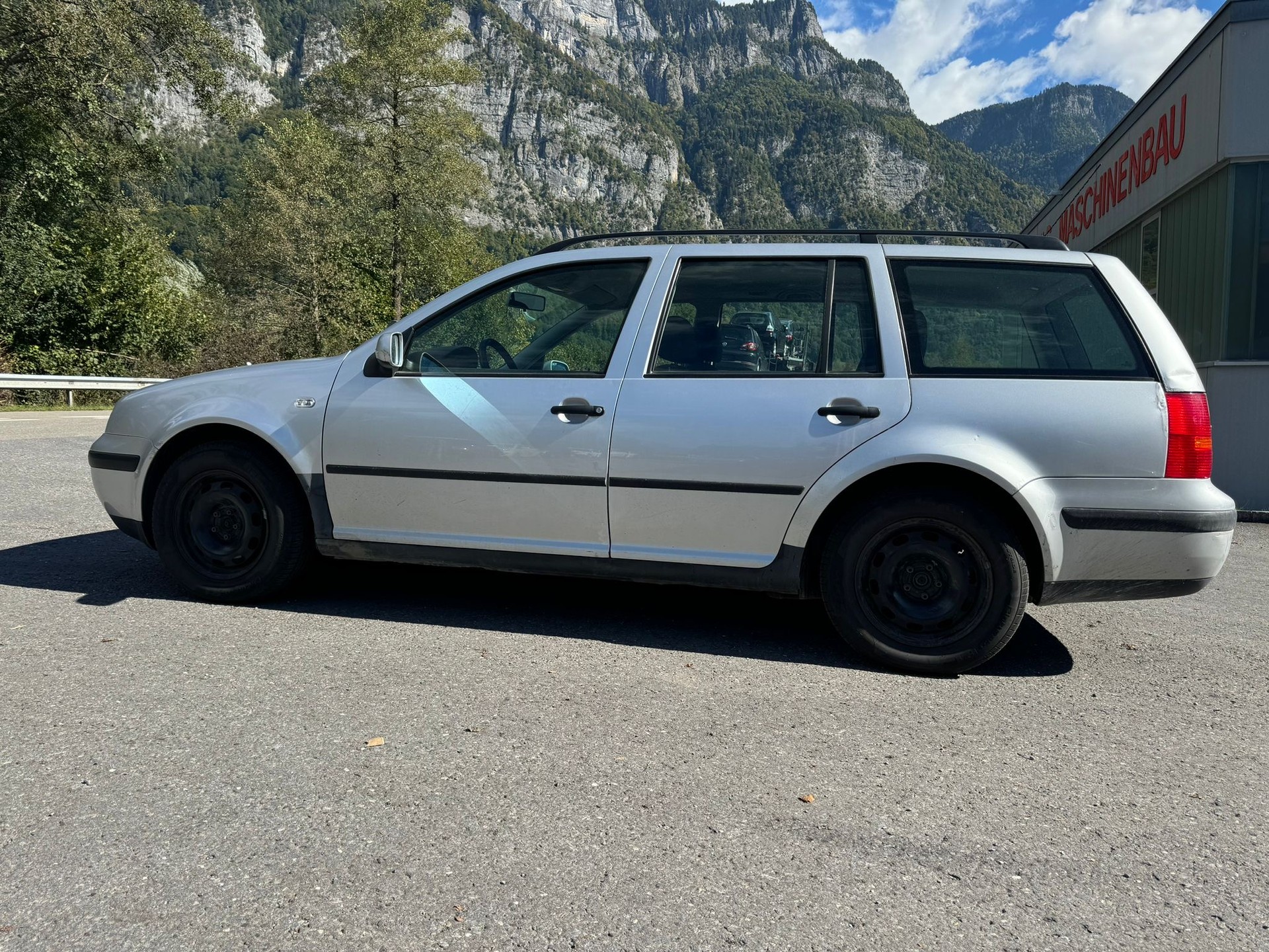 VW Golf Variant 2.0 Comfortline 4Motion-image-10