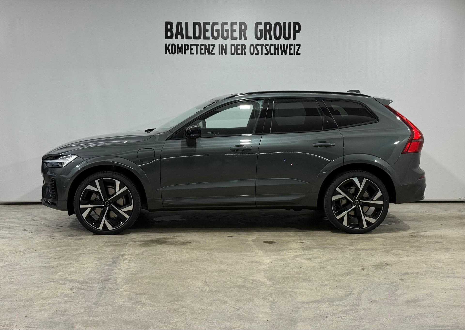 VOLVO XC60 2.0 T6 TE Ultra Dark eAWD-image-1