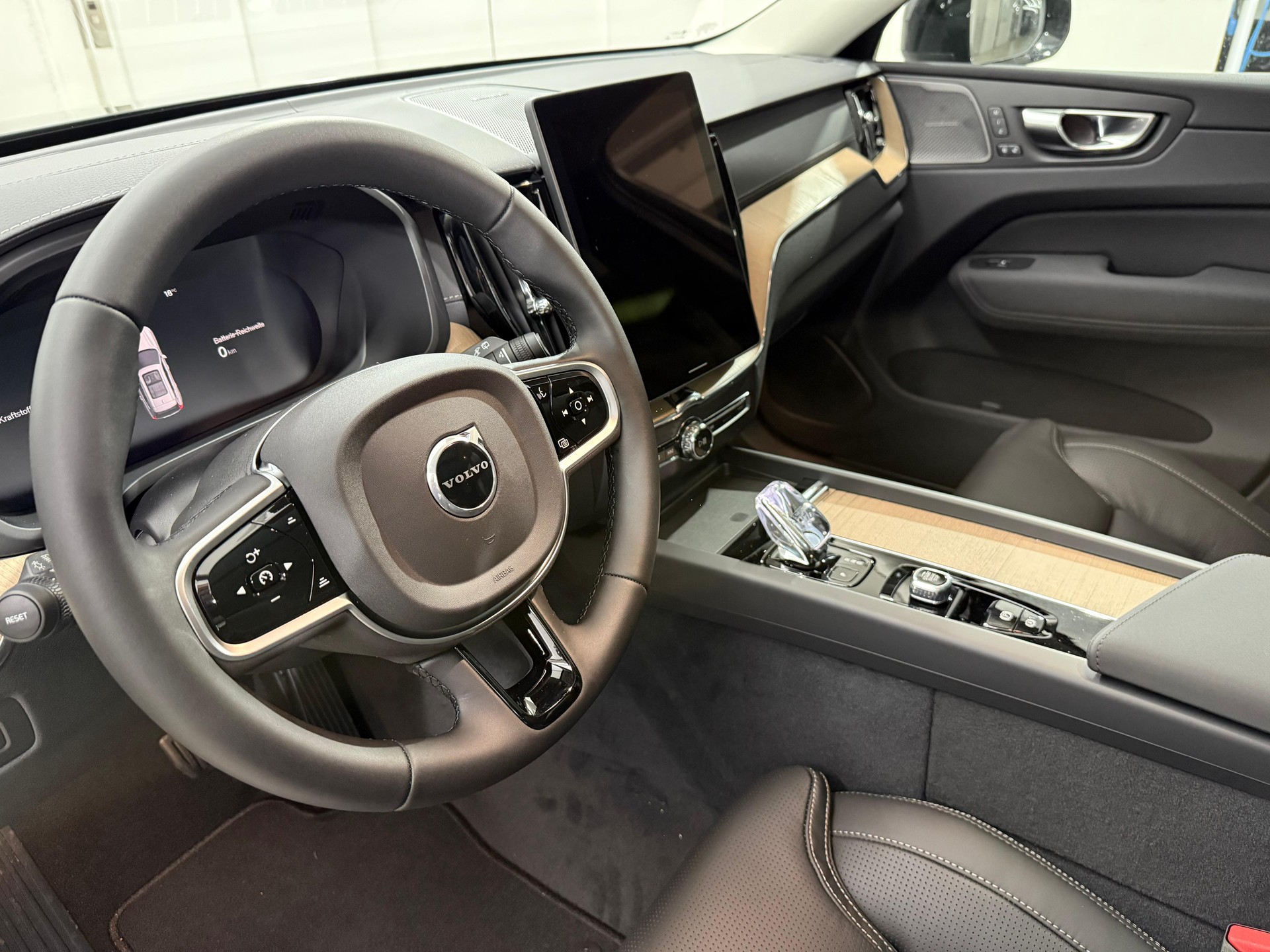 VOLVO XC60 2.0 T6 TE Ultra Dark eAWD-image-3