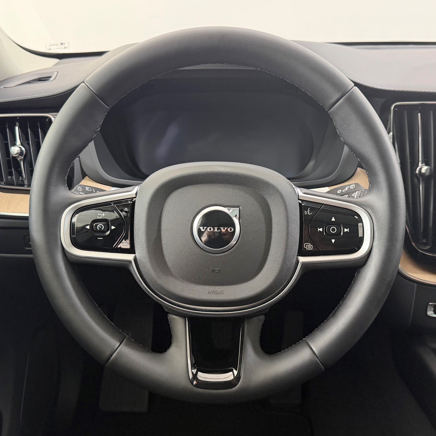 VOLVO XC60 2.0 T6 TE Ultra Dark eAWD-image-10