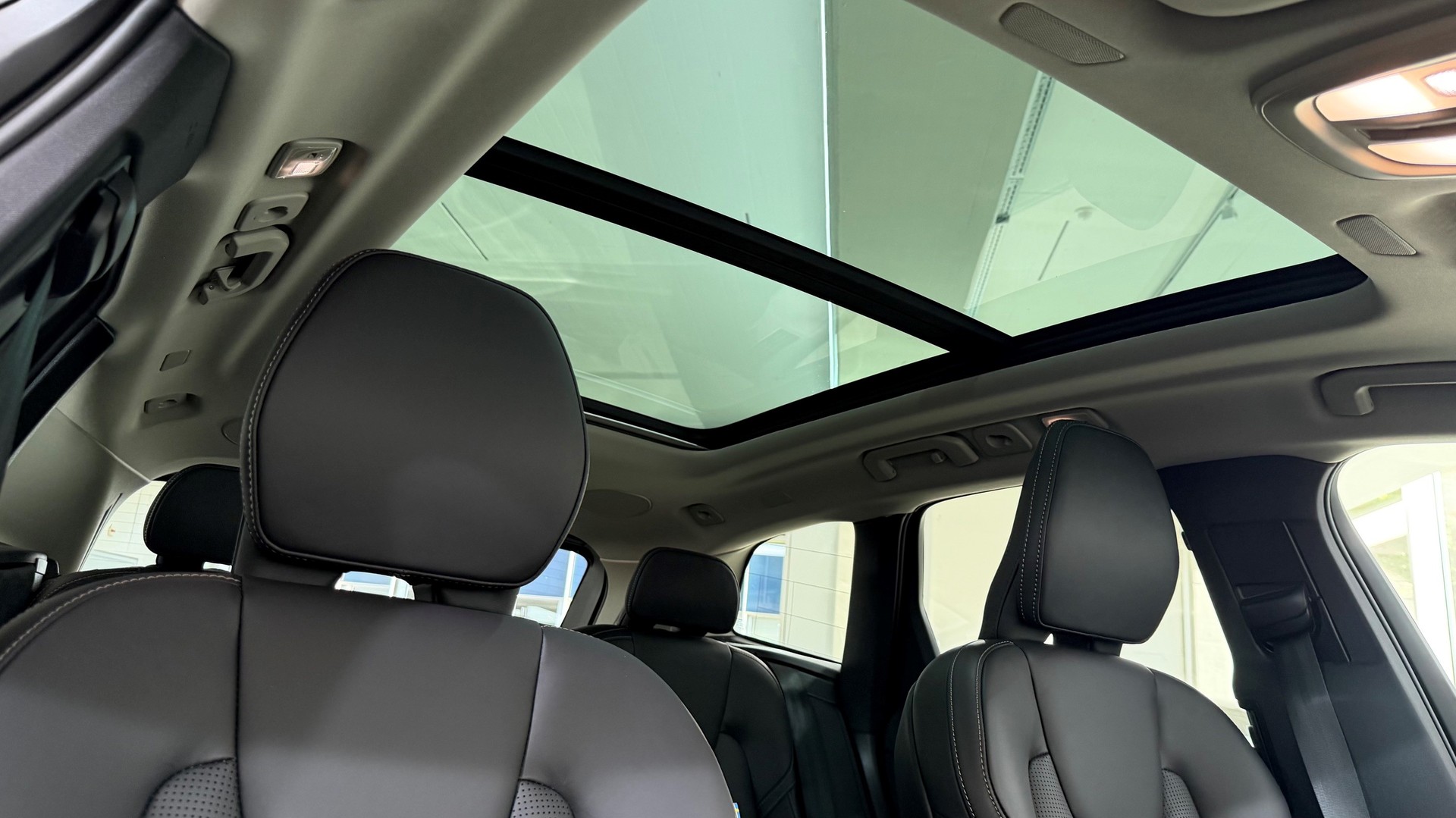 VOLVO XC60 2.0 T6 TE Ultra Dark eAWD-image-13