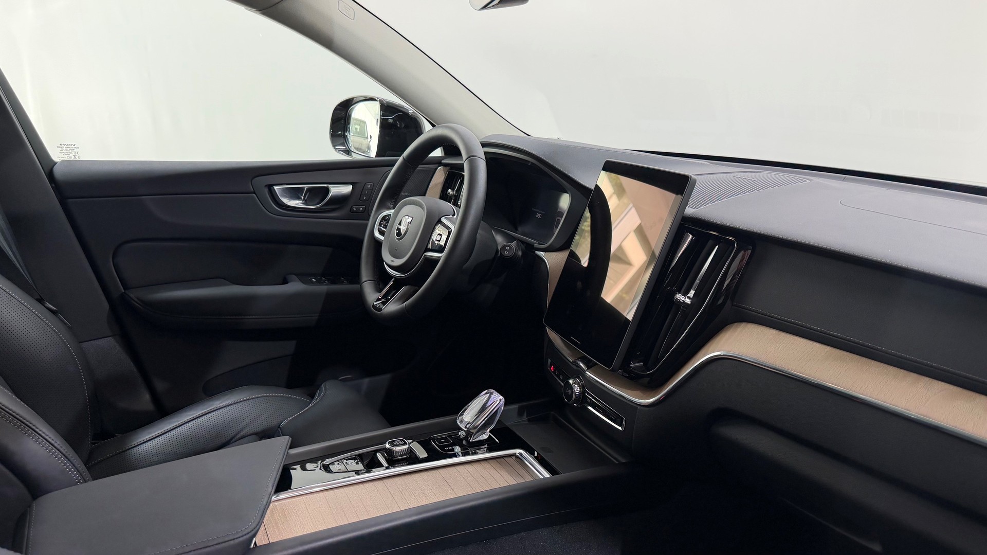 VOLVO XC60 2.0 T6 TE Ultra Dark eAWD-image-4