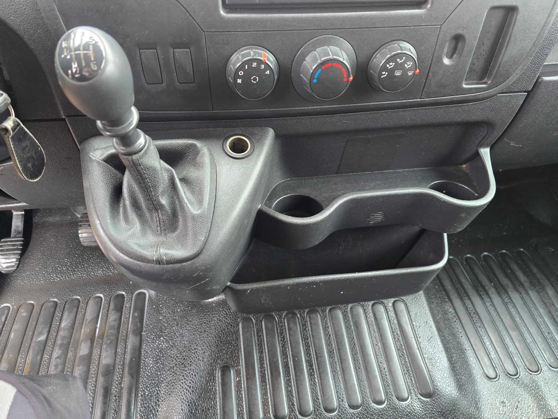 RENAULT Master T35 2.3dCi 130 L3H2-image-18