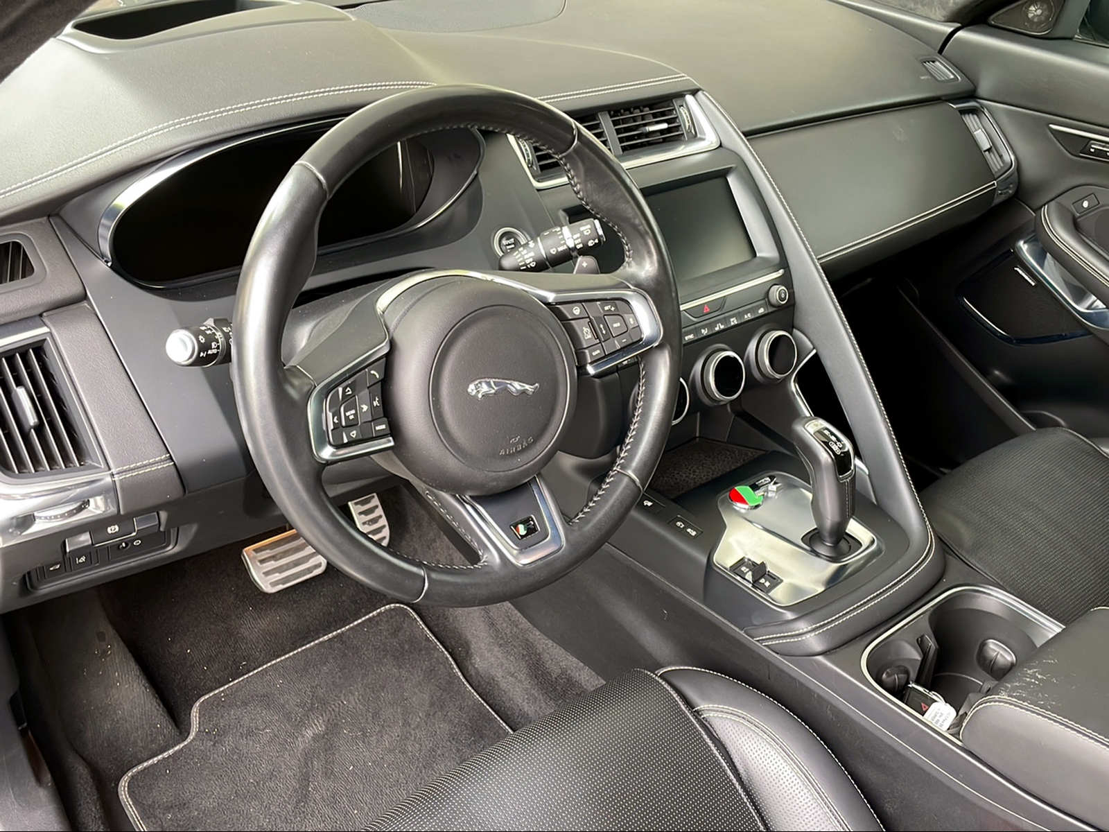 JAGUAR E-Pace 2.0 T 300 R-Dynamic HSE AWD-image-4