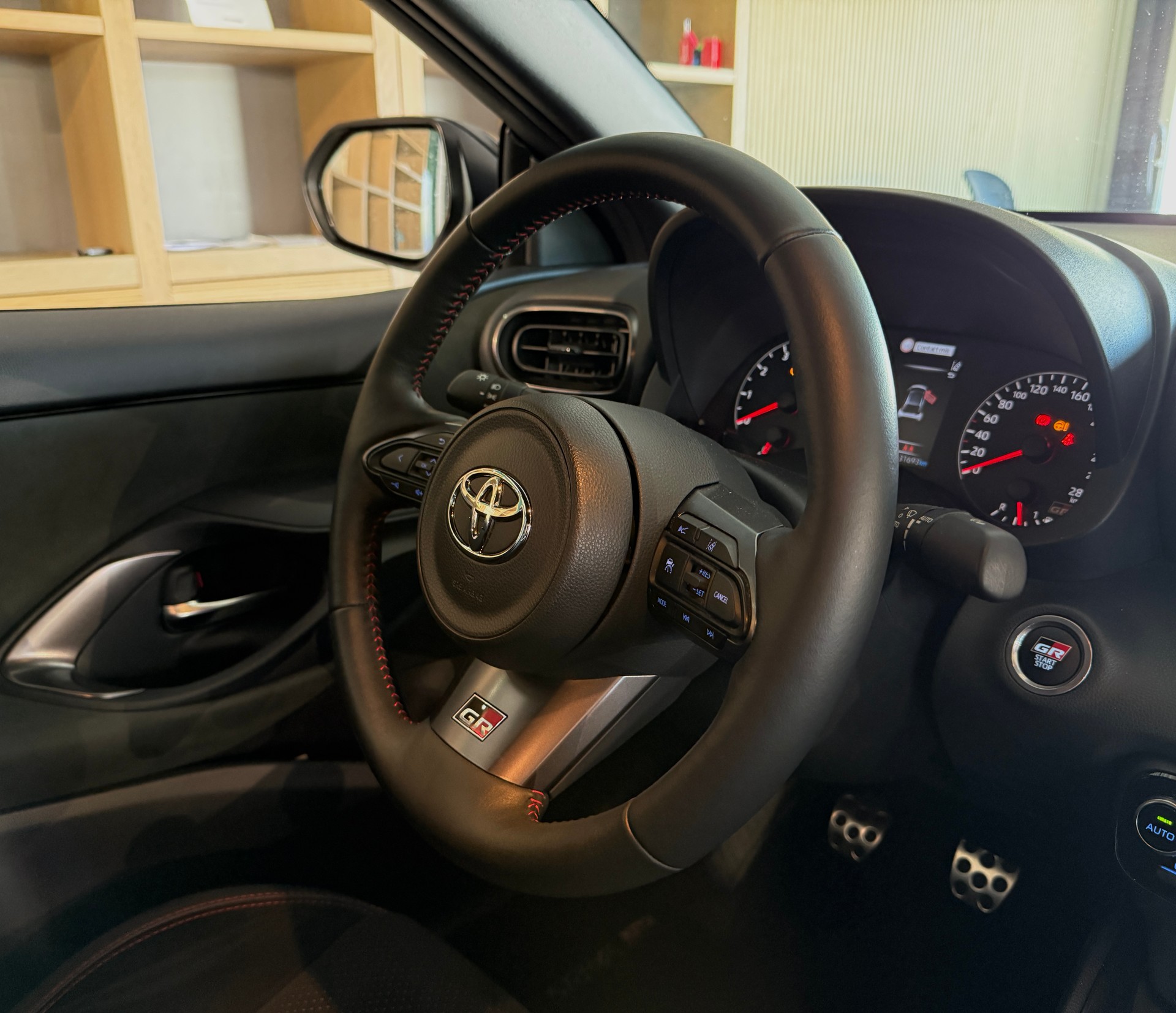 TOYOTA Yaris 1.6 GR Sport-image-10