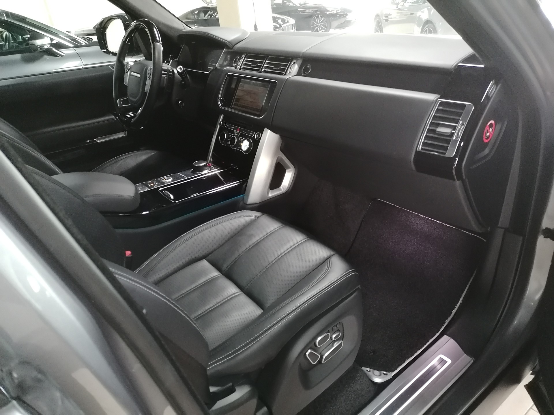 LAND ROVER Range Rover 4.4 SDV8 Autobiography Automatic-image-8