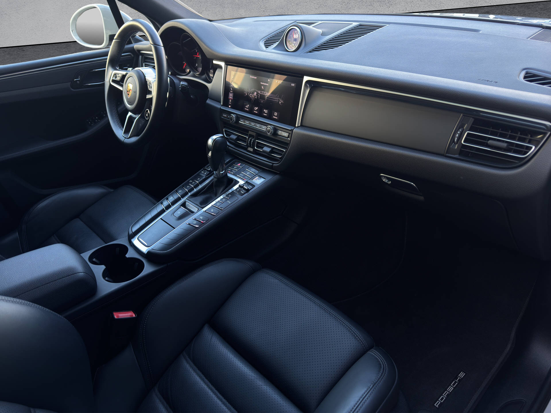 PORSCHE Macan-image-8