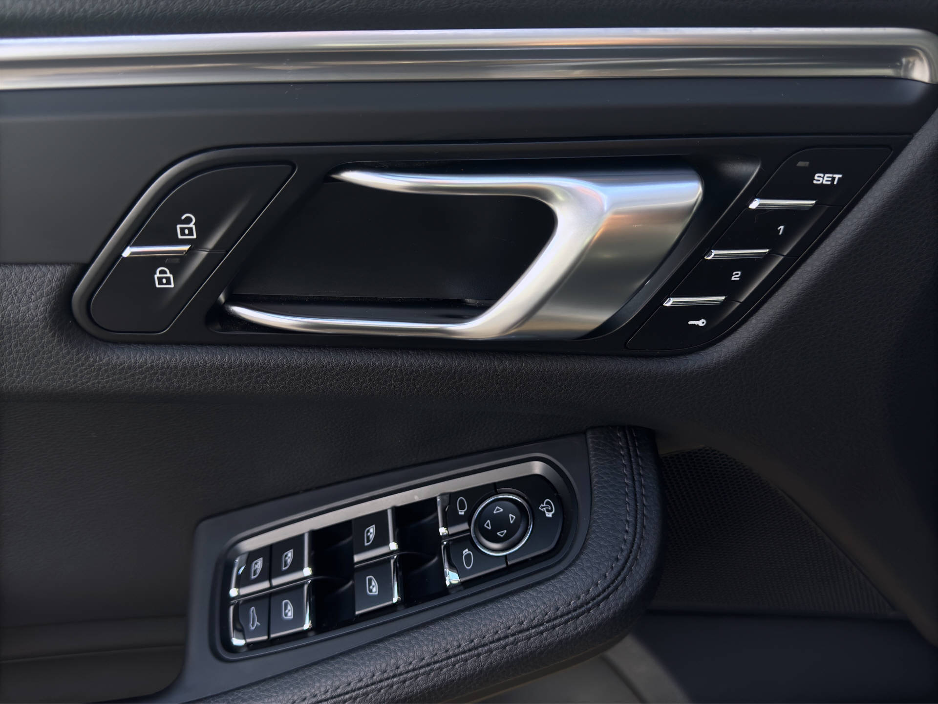 PORSCHE Macan-image-10