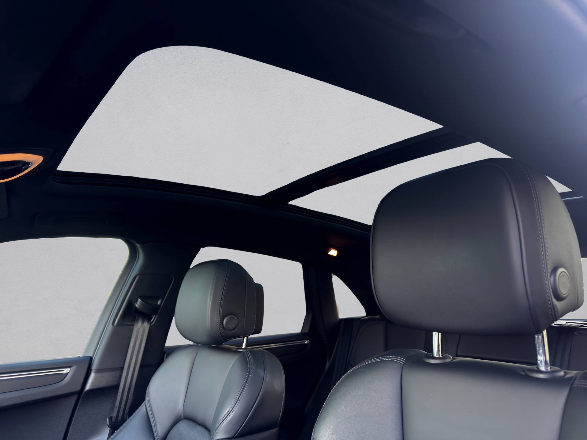 PORSCHE Macan-image-13