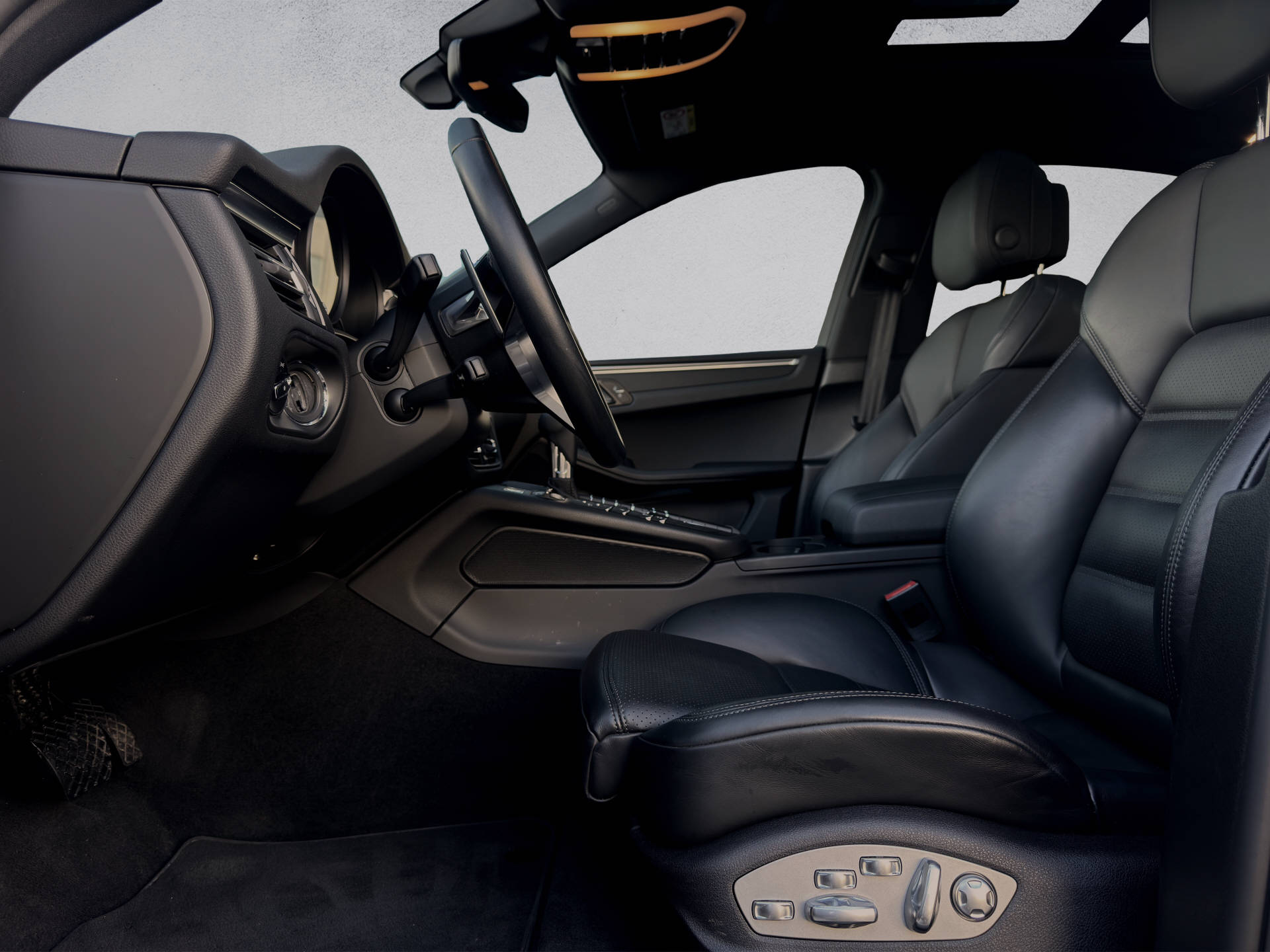 PORSCHE Macan-image-7