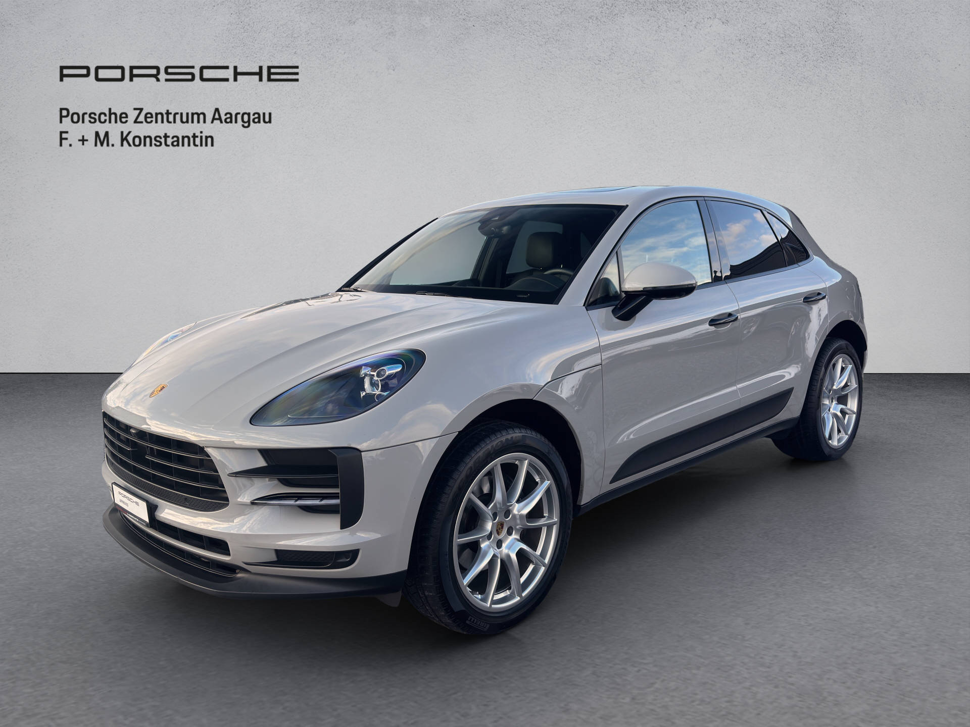 PORSCHE Macan-image-0