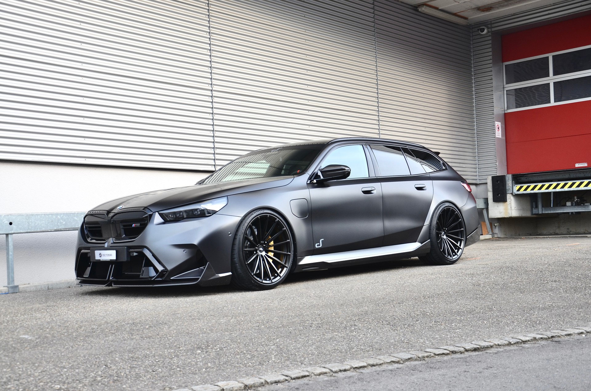 BMW M5 xDrive Touring-showroom-element-1