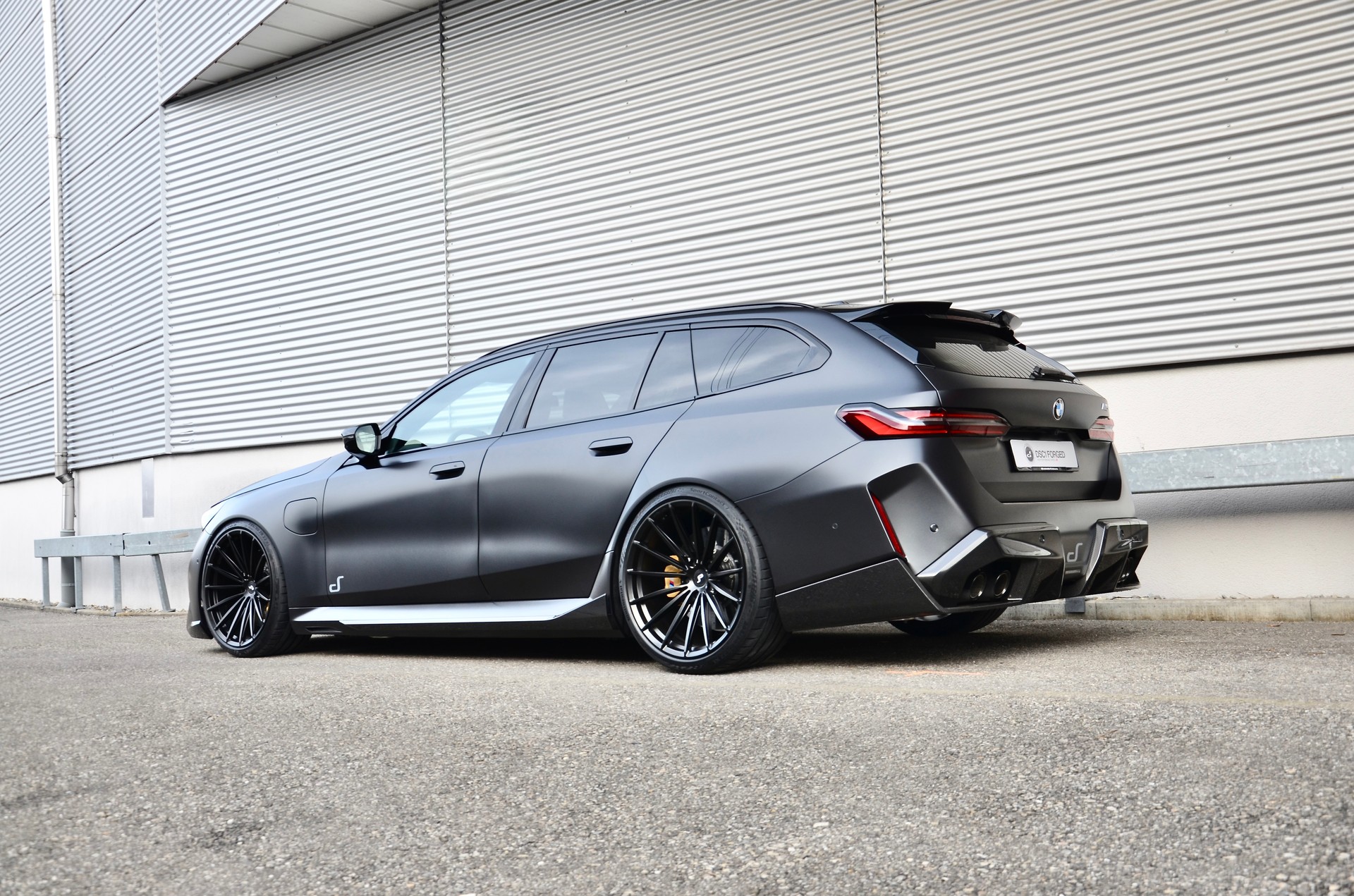 BMW M5 xDrive Touring-showroom-element-3