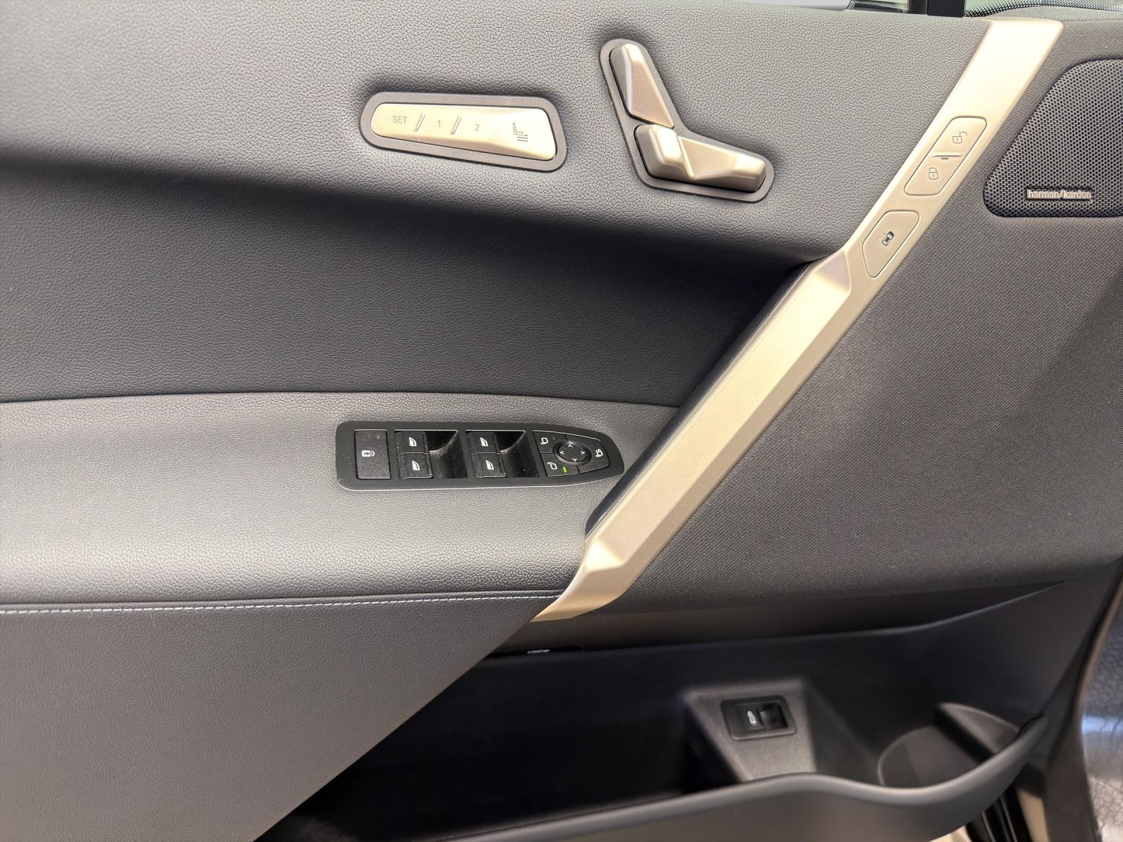 BMW iX xDrive40-image-7