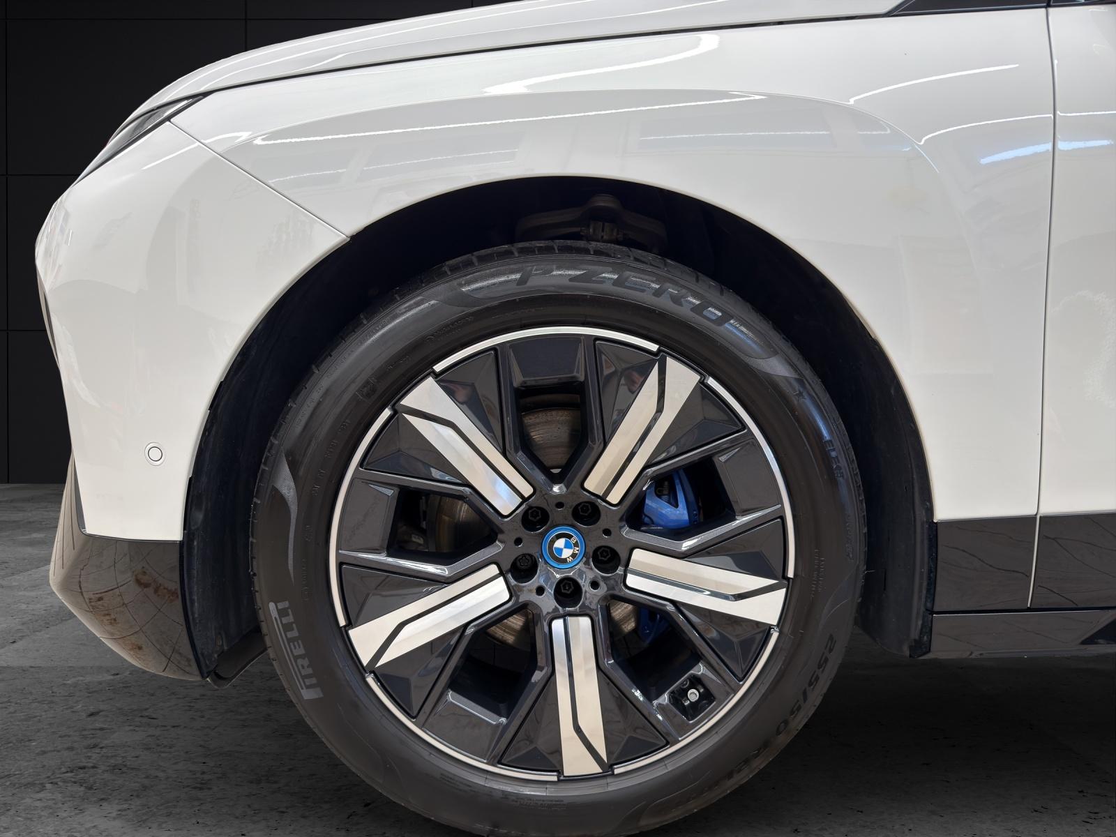 BMW iX xDrive40-image-4