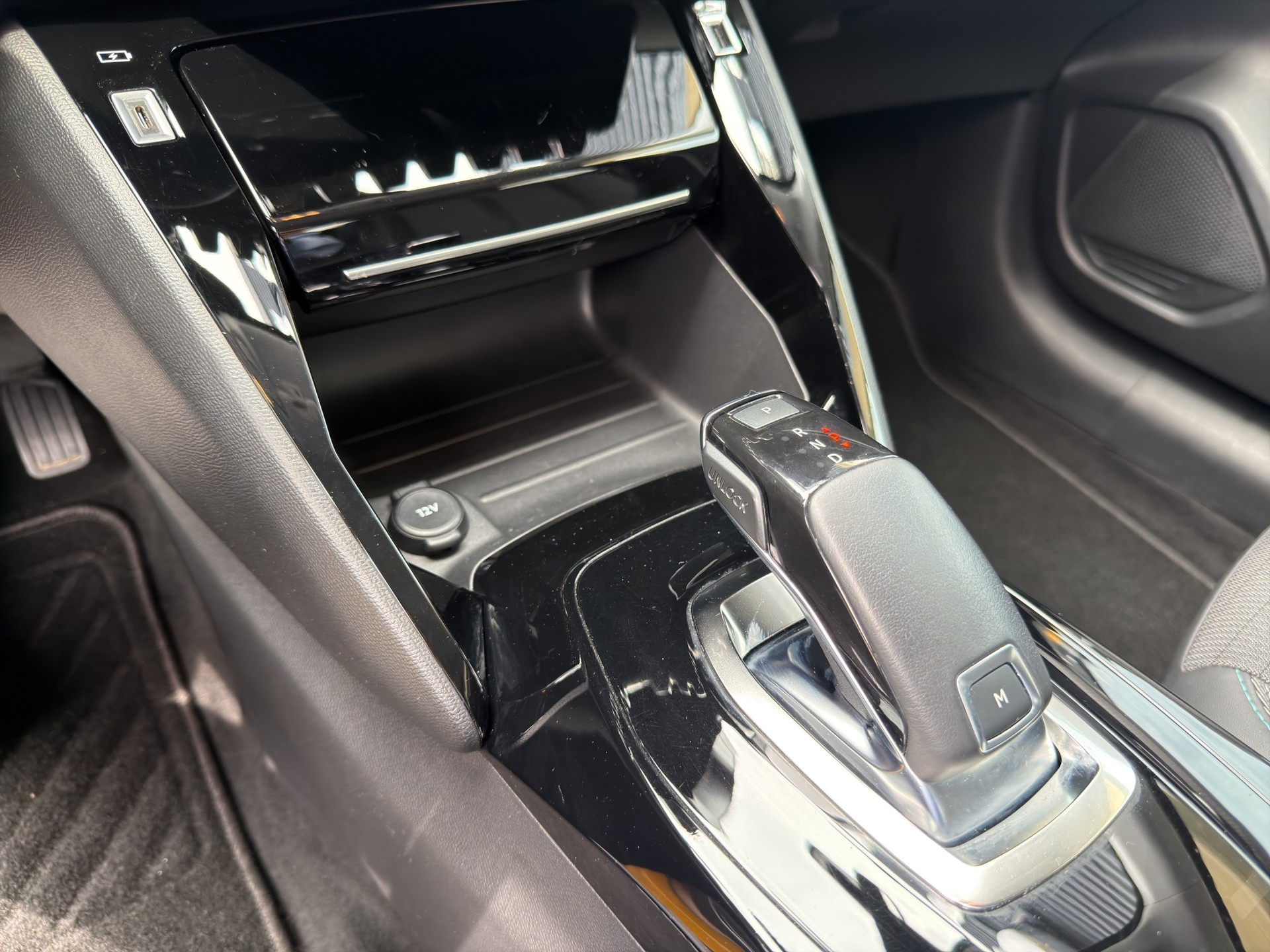 PEUGEOT 208 1.2 Allure-image-10