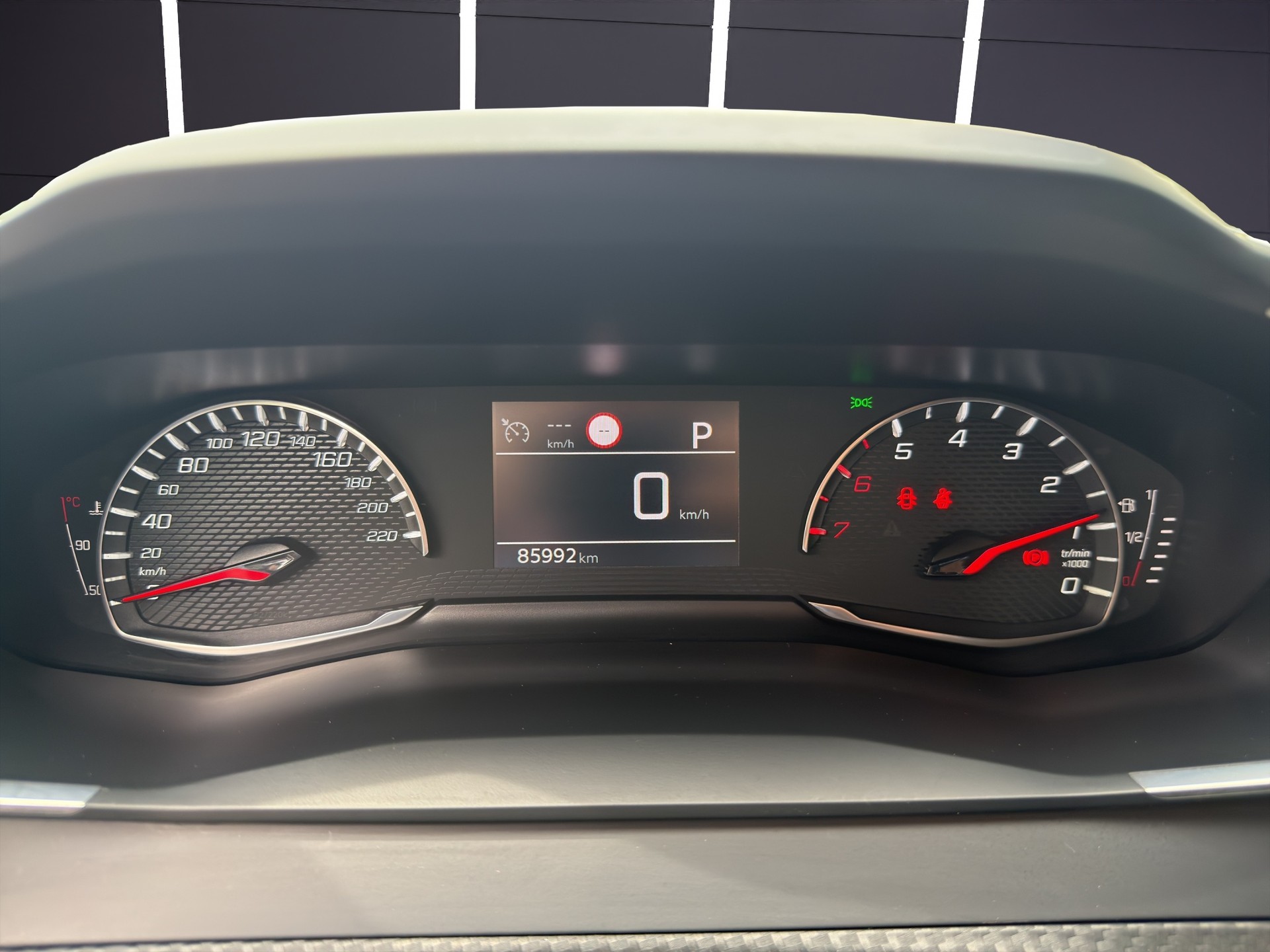 PEUGEOT 208 1.2 Allure-image-8
