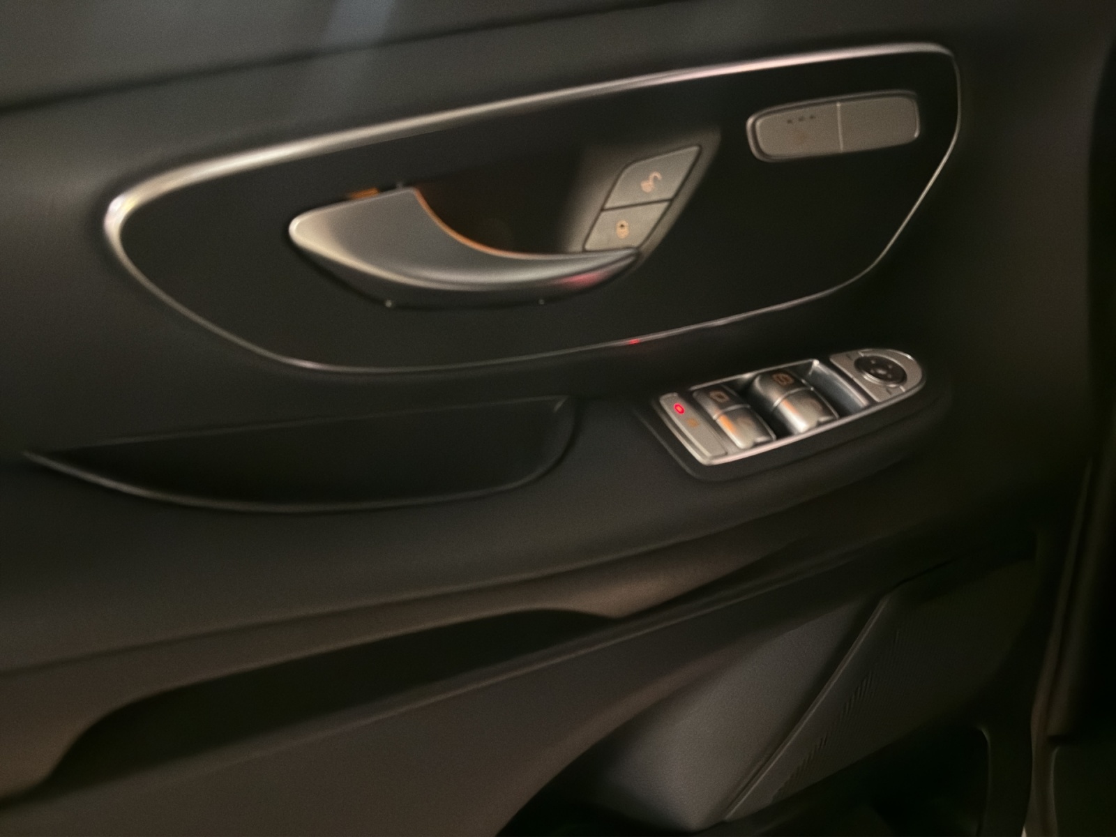 MERCEDES-BENZ V 250 d lang 4M / Sport / AHK 2500 kg / 360 Grad Kamera-image-12