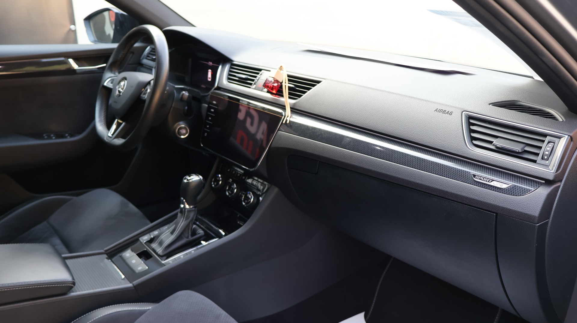 SKODA Superb Combi 2.0 TDi SportLine+ 4x4 DSG-image-20