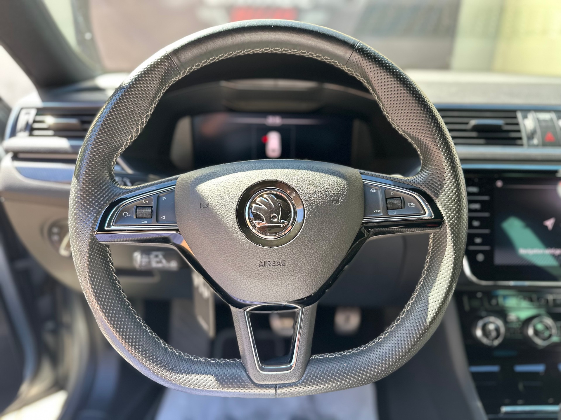SKODA Superb Combi 2.0 TDi SportLine+ 4x4 DSG-image-14