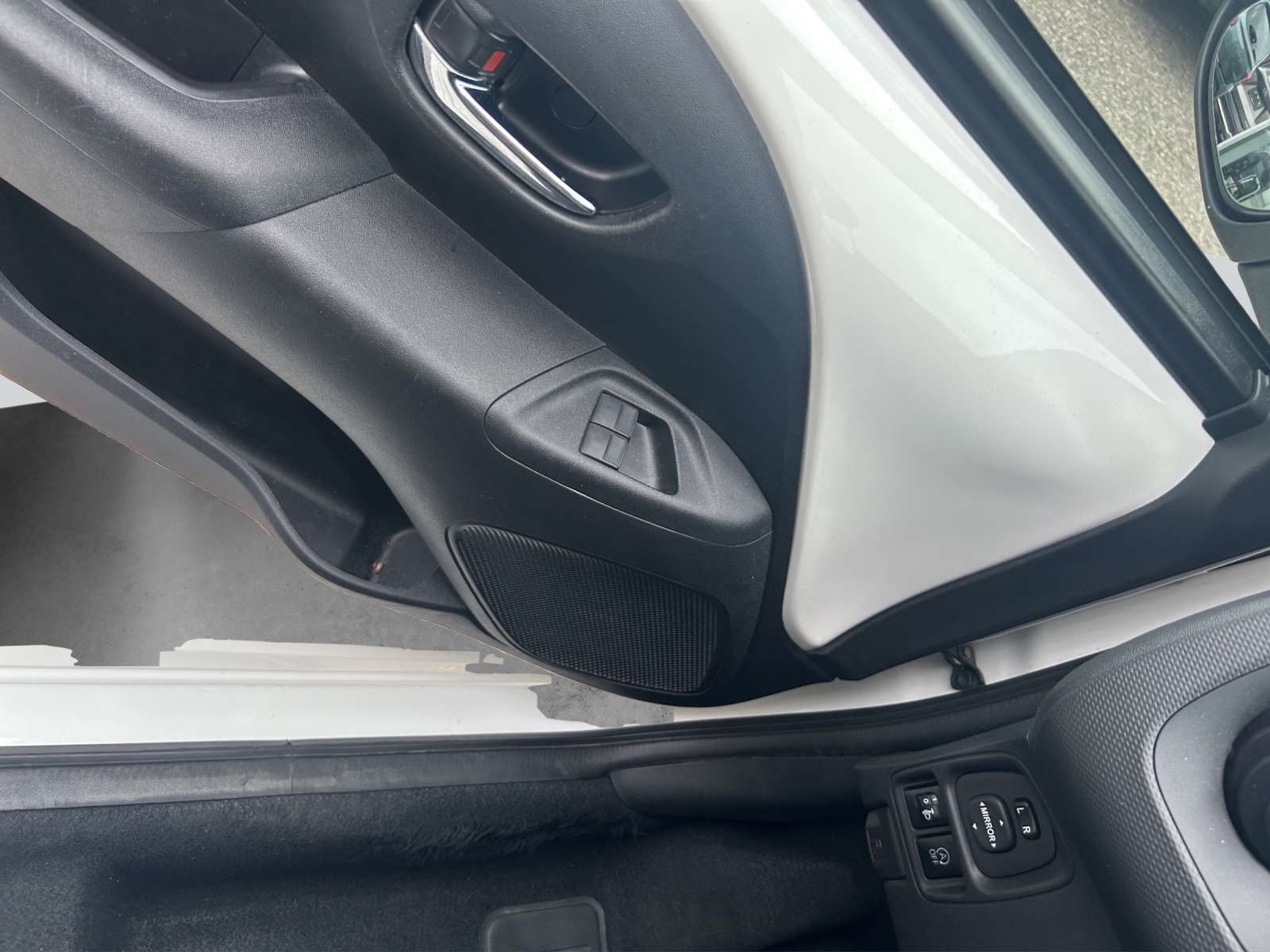 CITROEN C1 1.0 VTi Shine S/S-image-10