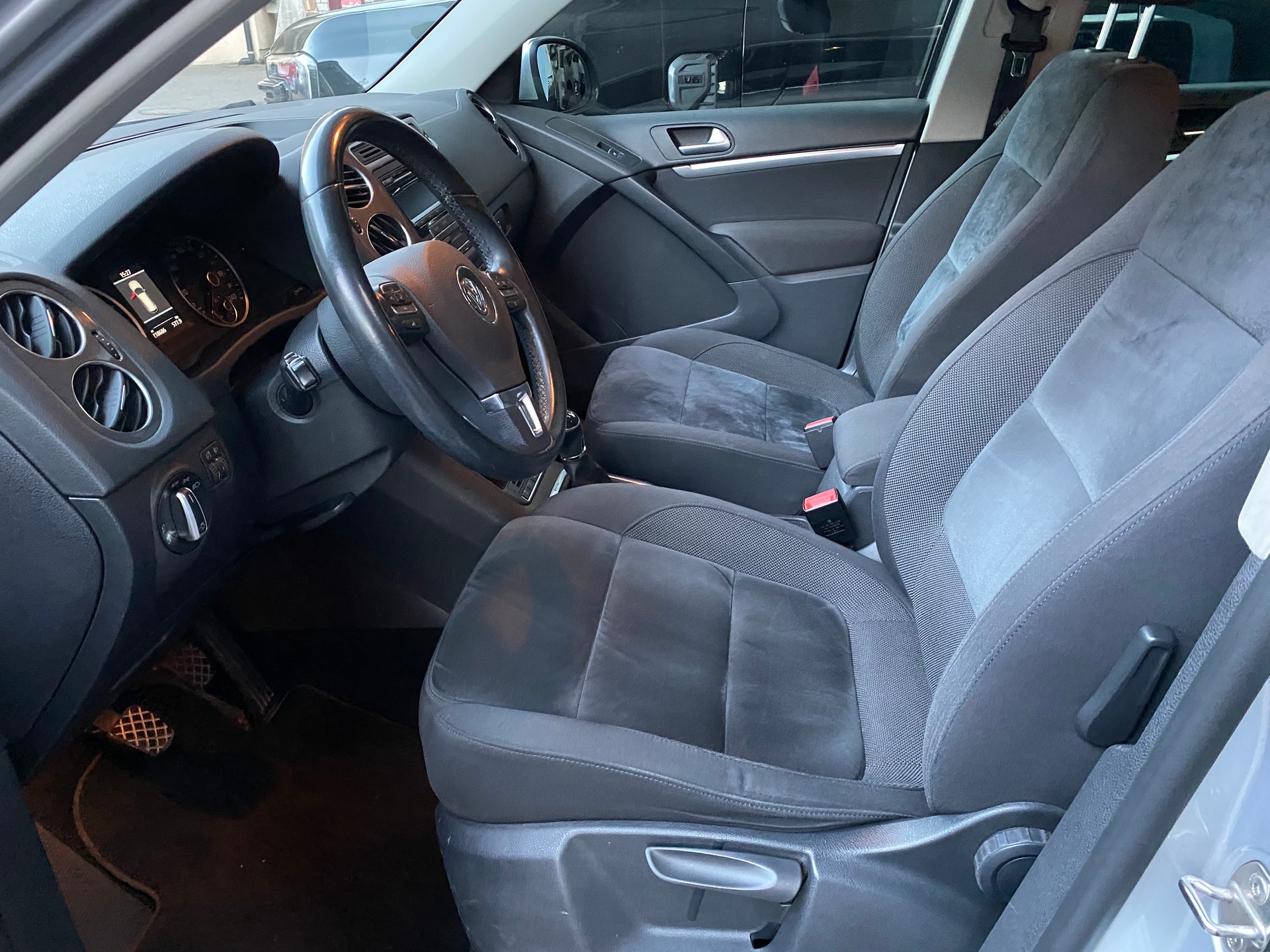 VW Tiguan 2.0 TDI BlueMotion Sport&Style 4Motion-image-1