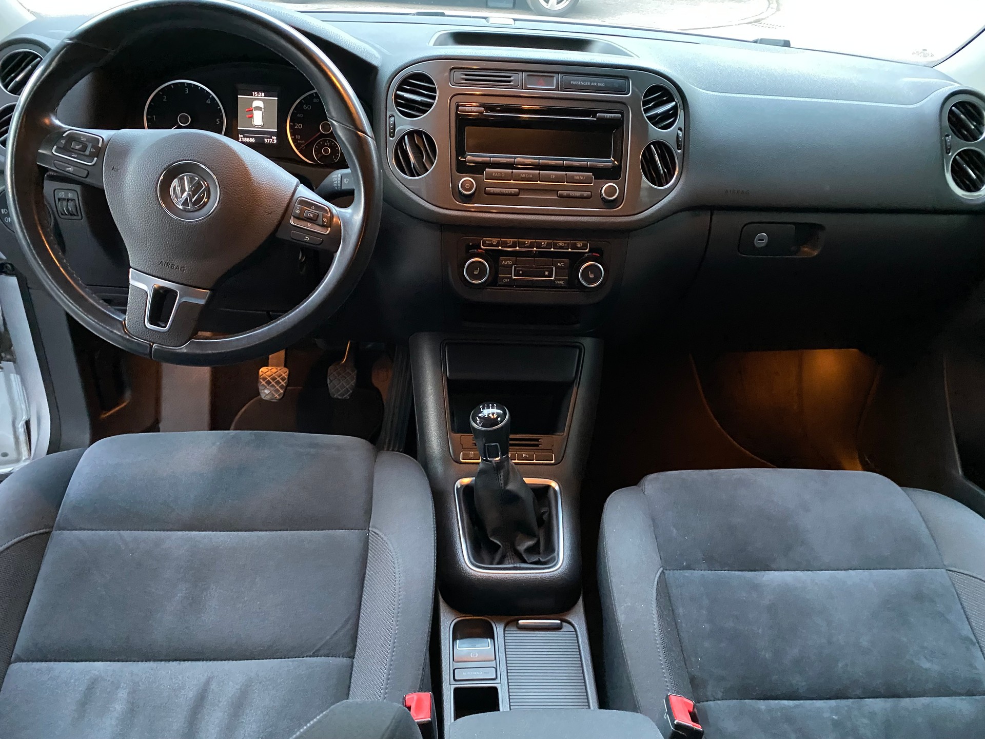 VW Tiguan 2.0 TDI BlueMotion Sport&Style 4Motion-image-2