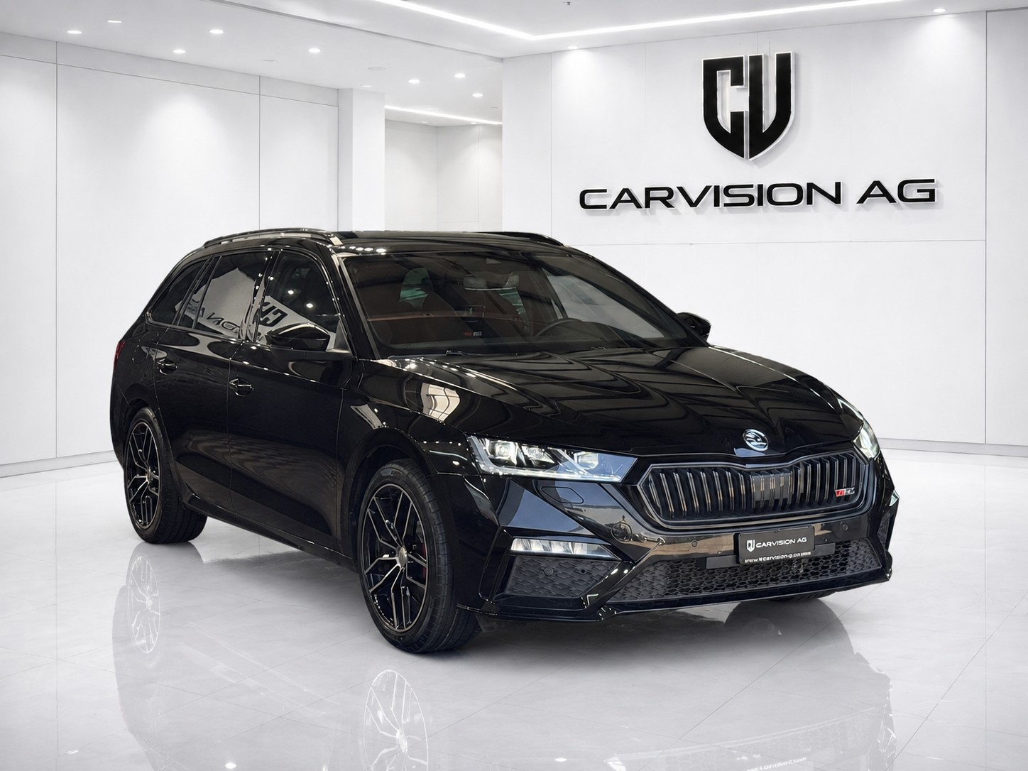 SKODA Octavia Combi 2.0 TSI DSG RS-image-2