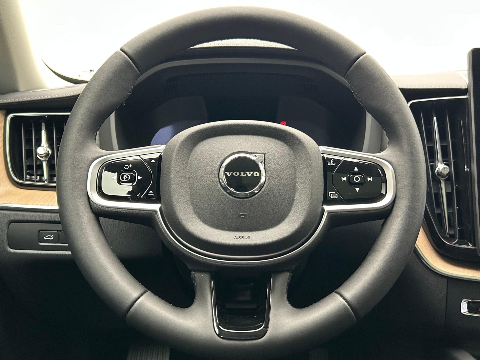 VOLVO XC60 2.0 T6 TE Ultra Dark eAWD-image-24