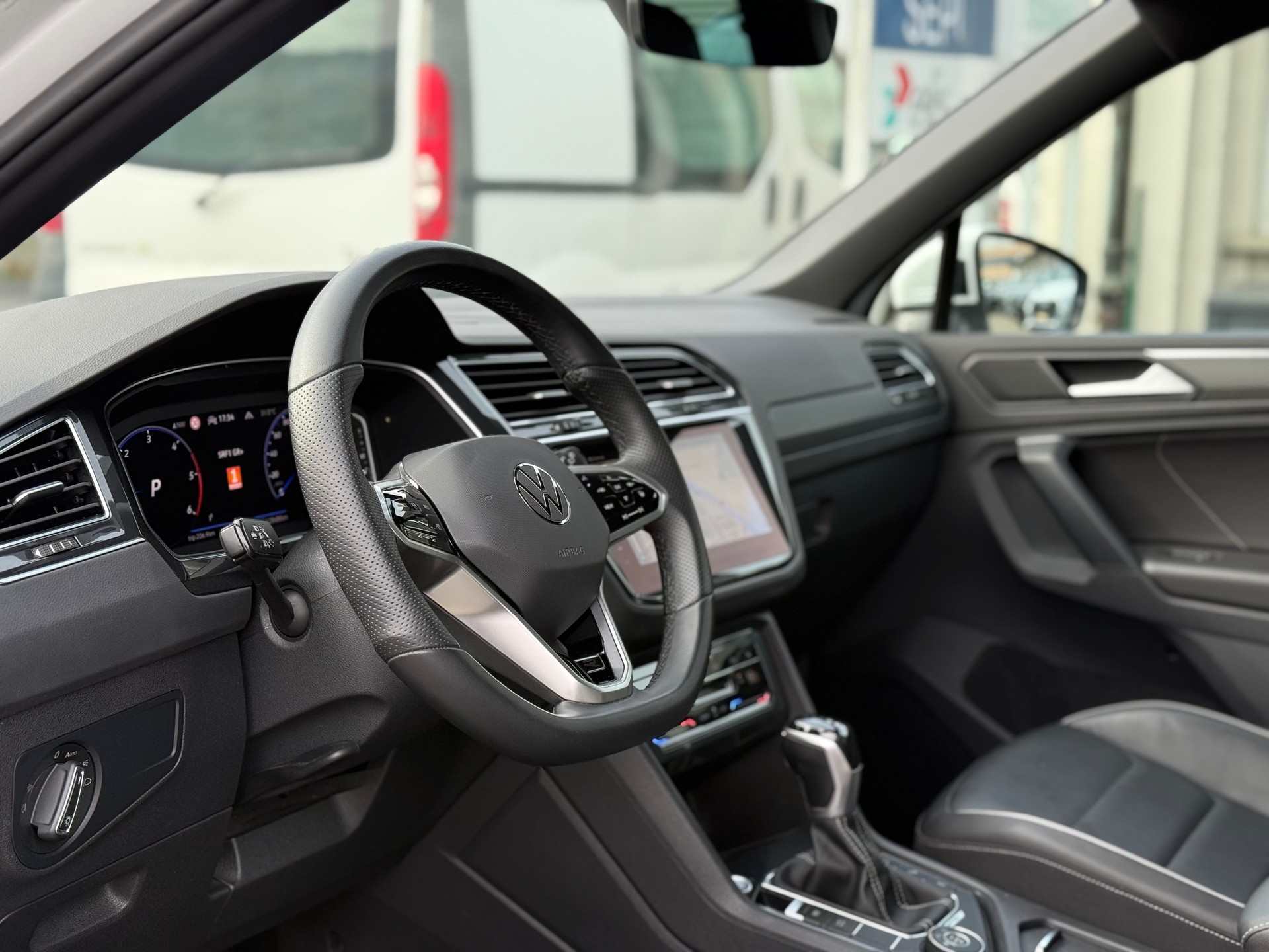 VW Tiguan 2.0 TDI SCR R-Line DSG-image-6