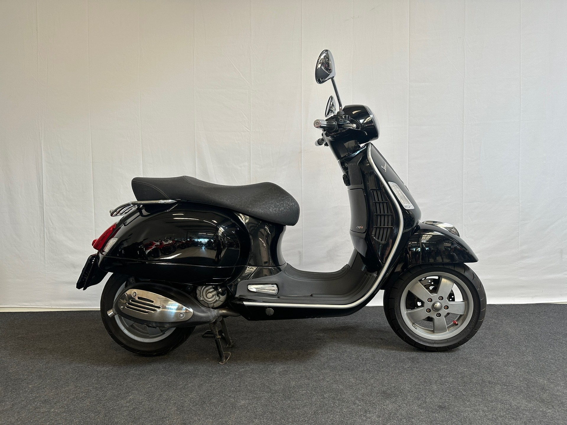 PIAGGIO Vespa GTS 250 i.e.-showroom-element-1