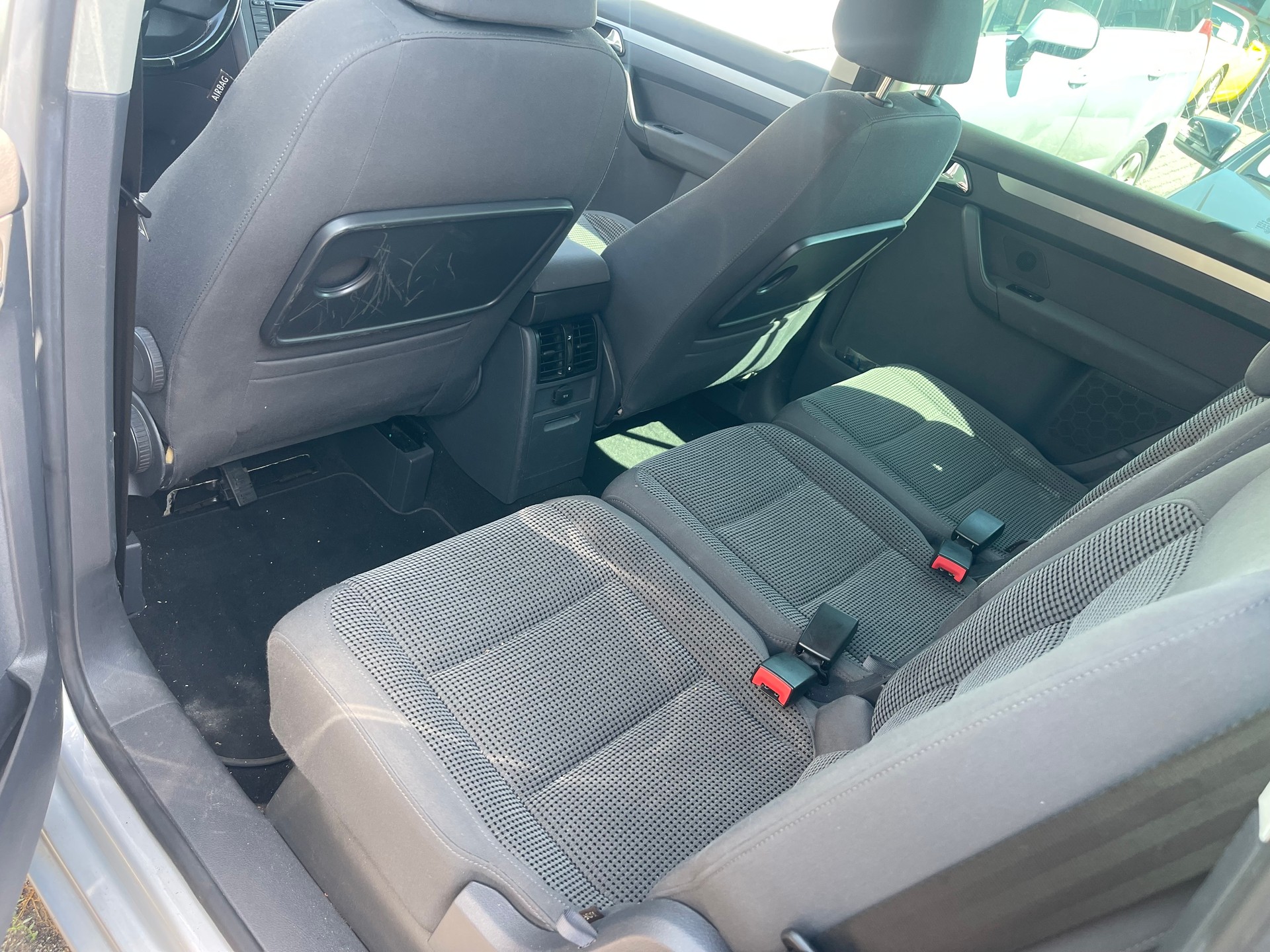 VW TOURAN-image-1