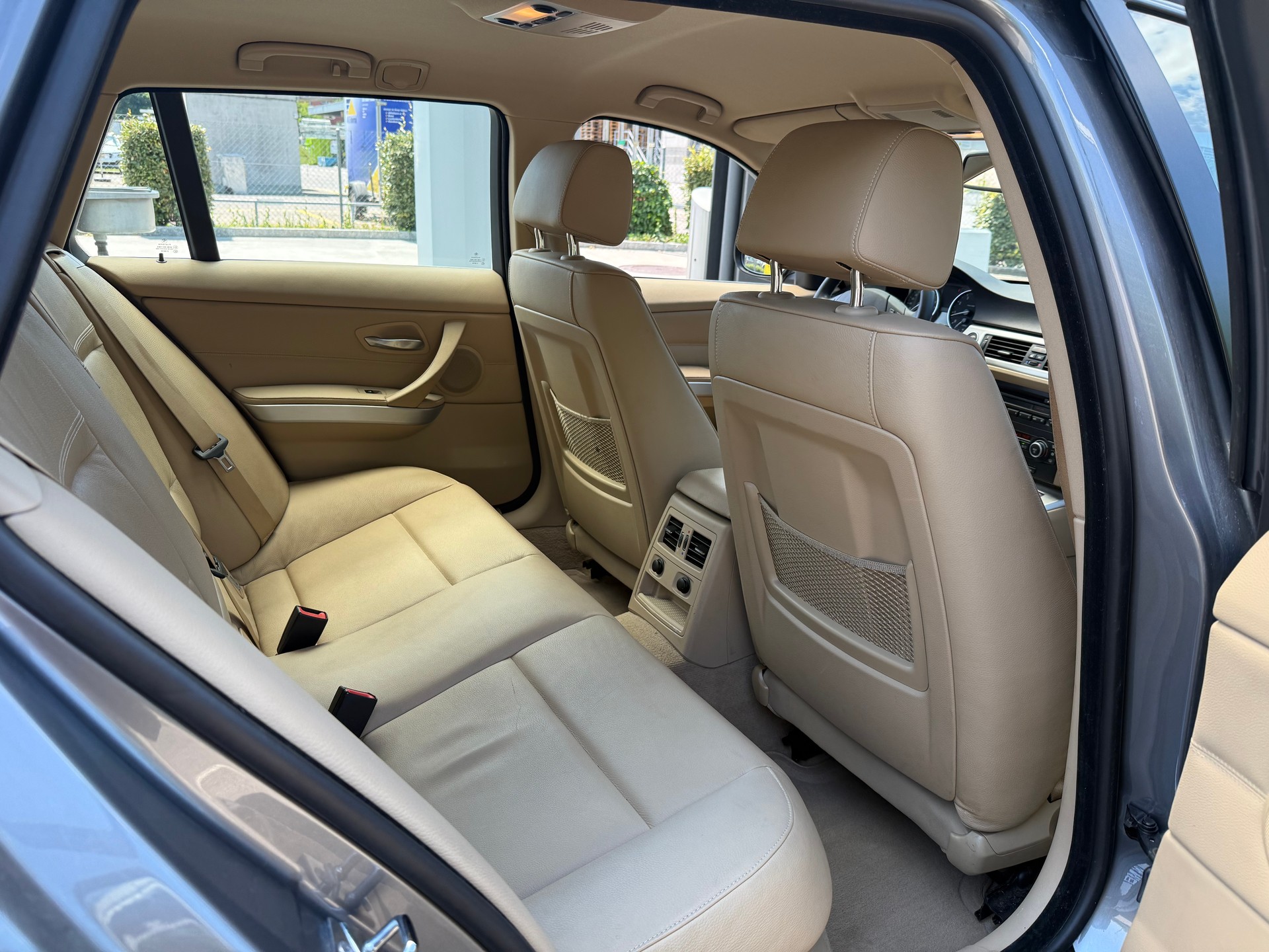 BMW 325i Touring Steptronic / Frisch ab MFK & Service / Facelift / Leder / **TOP ZUSTAND**-image-10