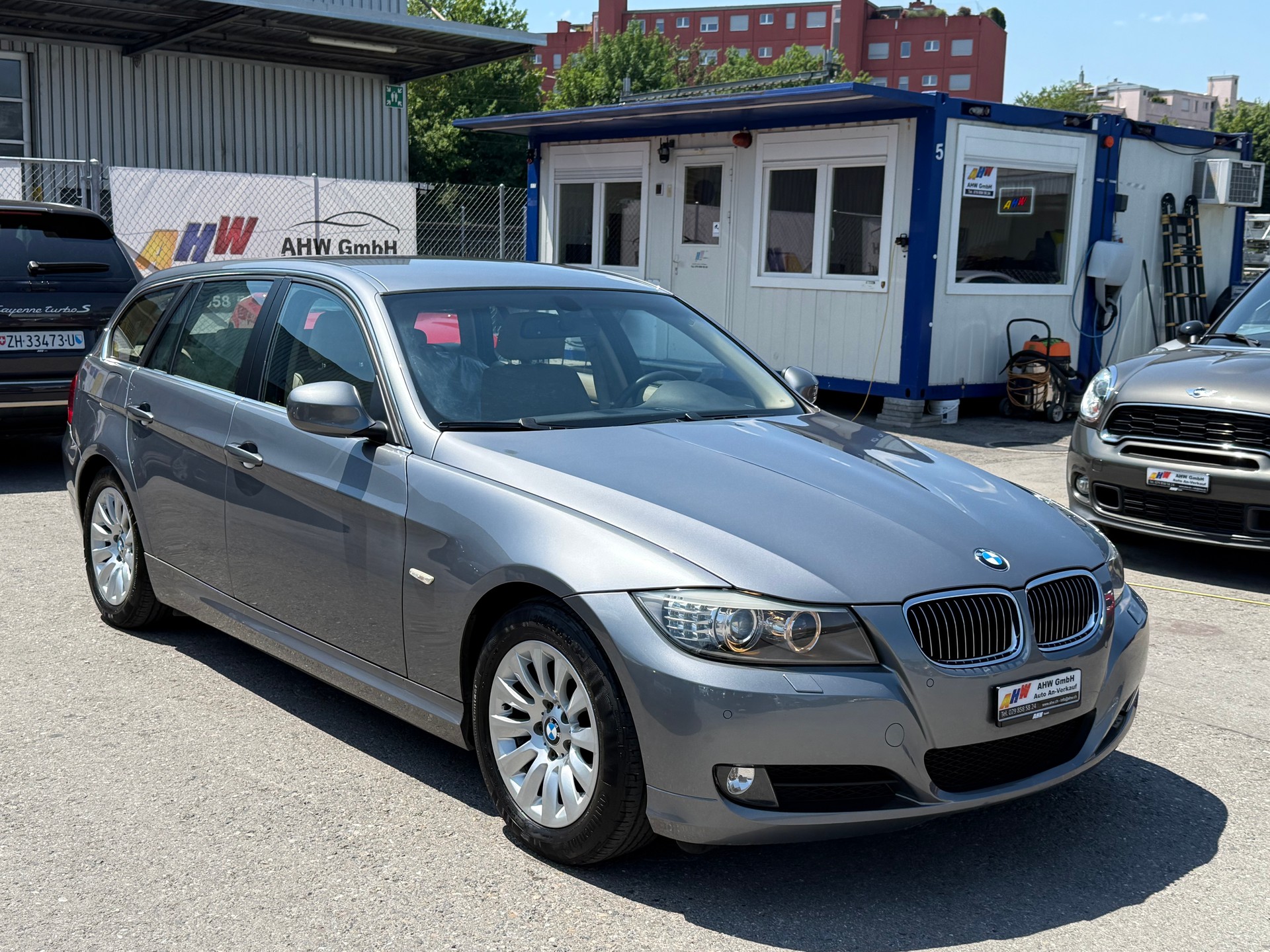 BMW 325i Touring Steptronic / Frisch ab MFK & Service / Facelift / Leder / **TOP ZUSTAND**-image-2