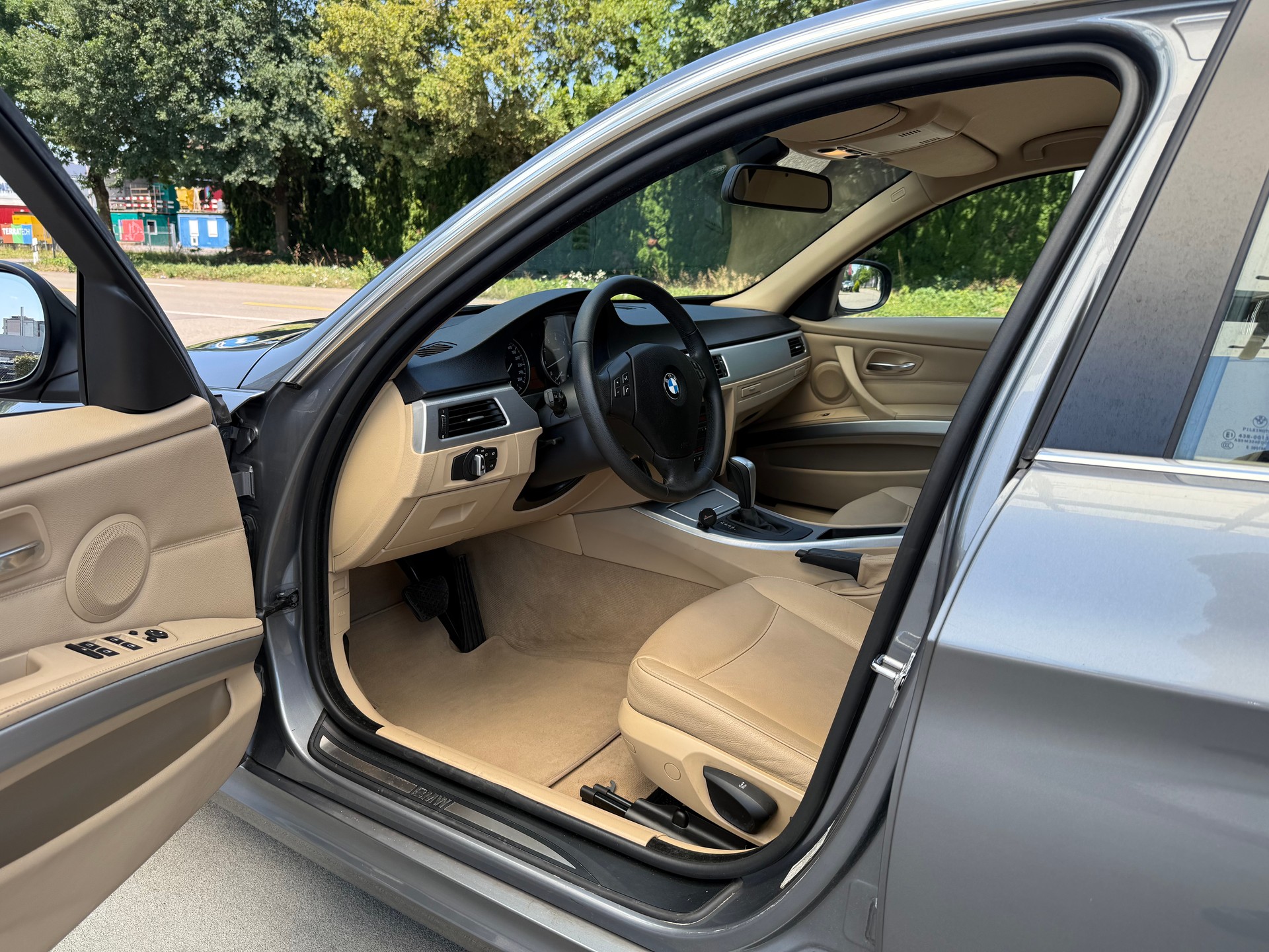 BMW 325i Touring Steptronic / Frisch ab MFK & Service / Facelift / Leder / **TOP ZUSTAND**-image-9