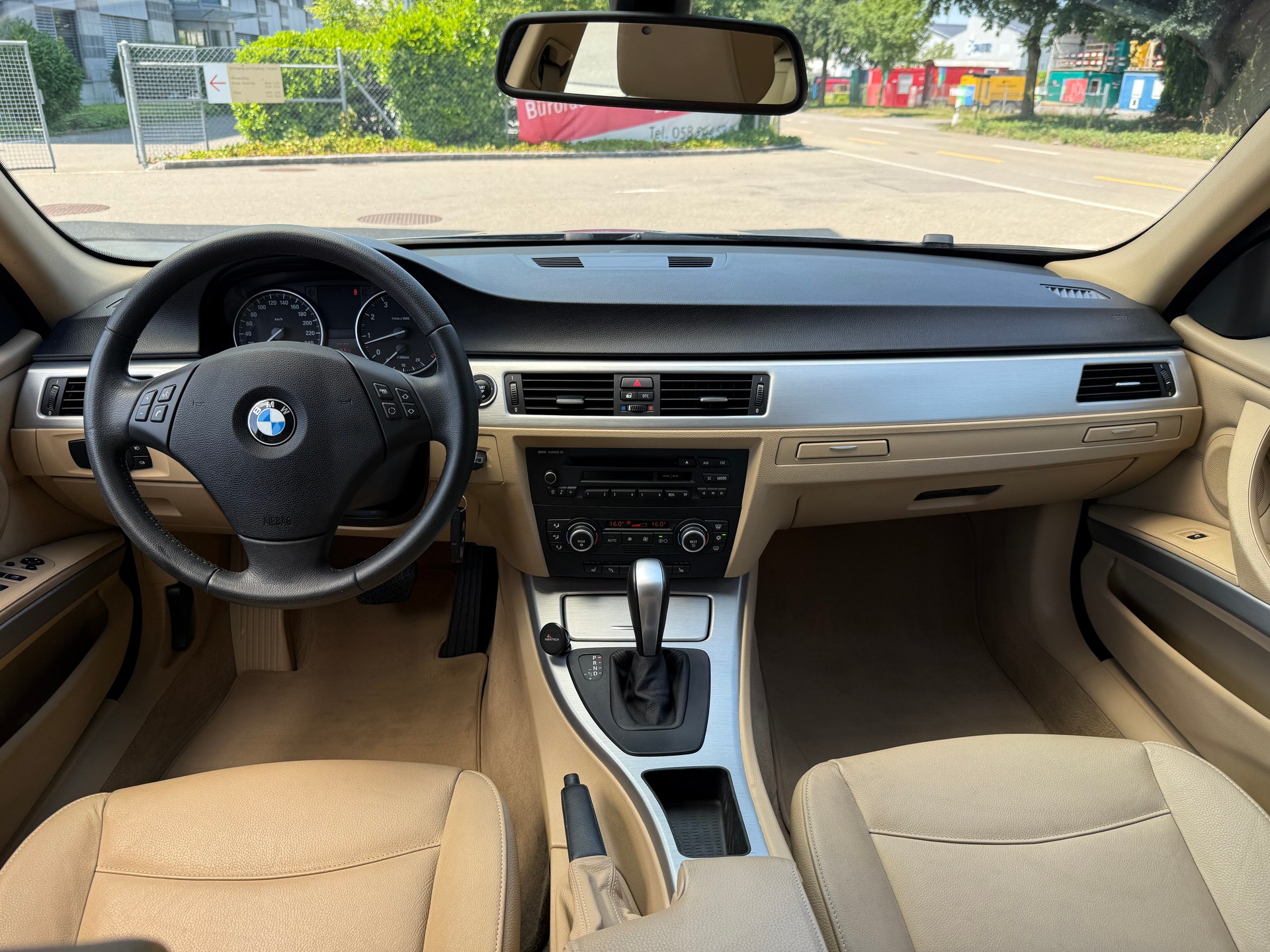 BMW 325i Touring Steptronic / Frisch ab MFK & Service / Facelift / Leder / **TOP ZUSTAND**-image-8